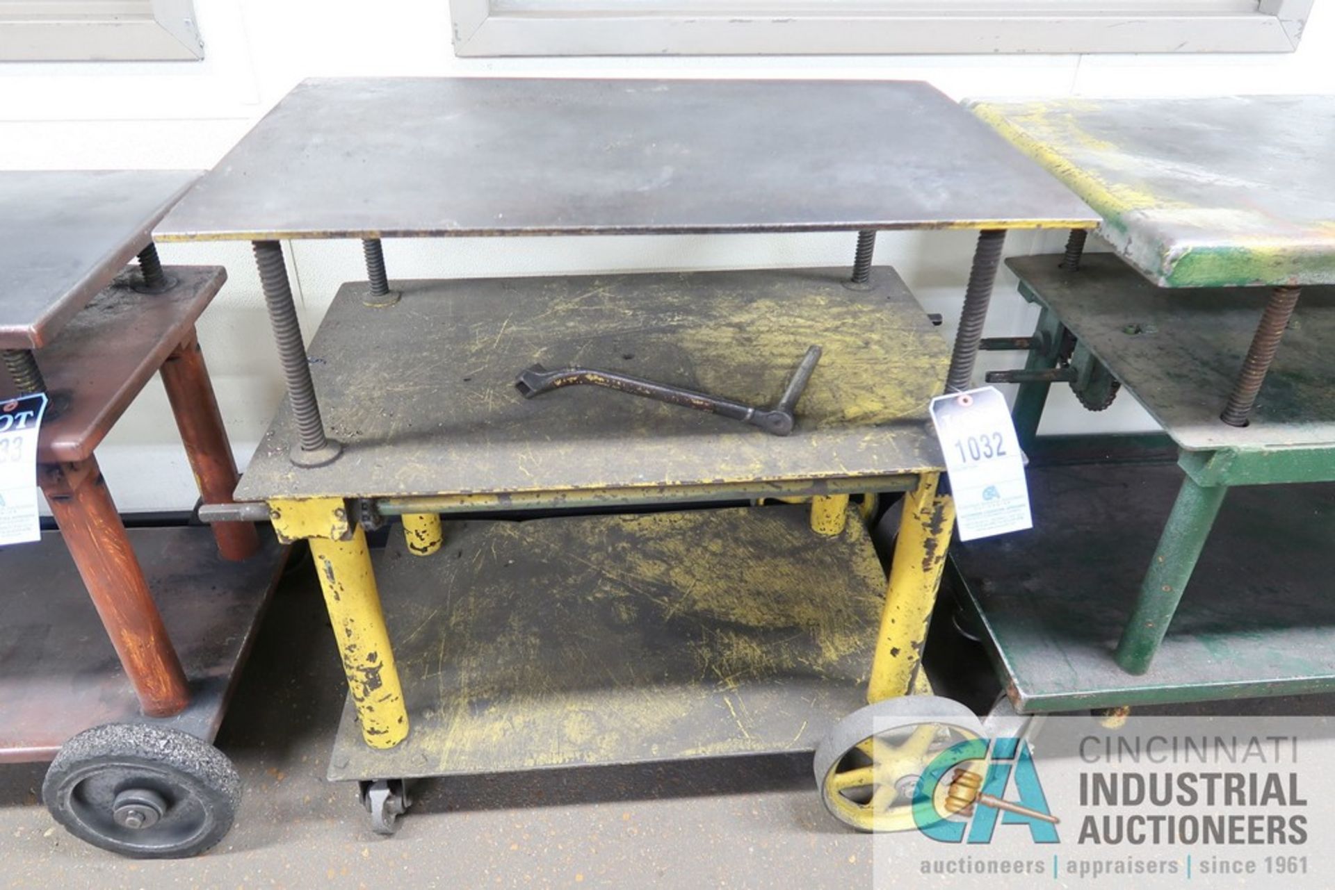 1,000 LB. CAPACITY (APPROX.) CRANK-TYPE PORTABLE DIE LIFT TABLE, 21" X 33" TABLE