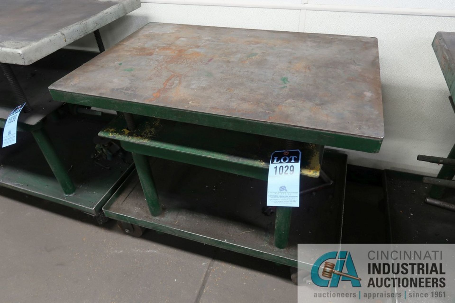 1,000 LB. CAPACITY (APPROX.) CRANK TYPE PORTABLE DIE LIFT TABLE, 24" X 36" TABLE