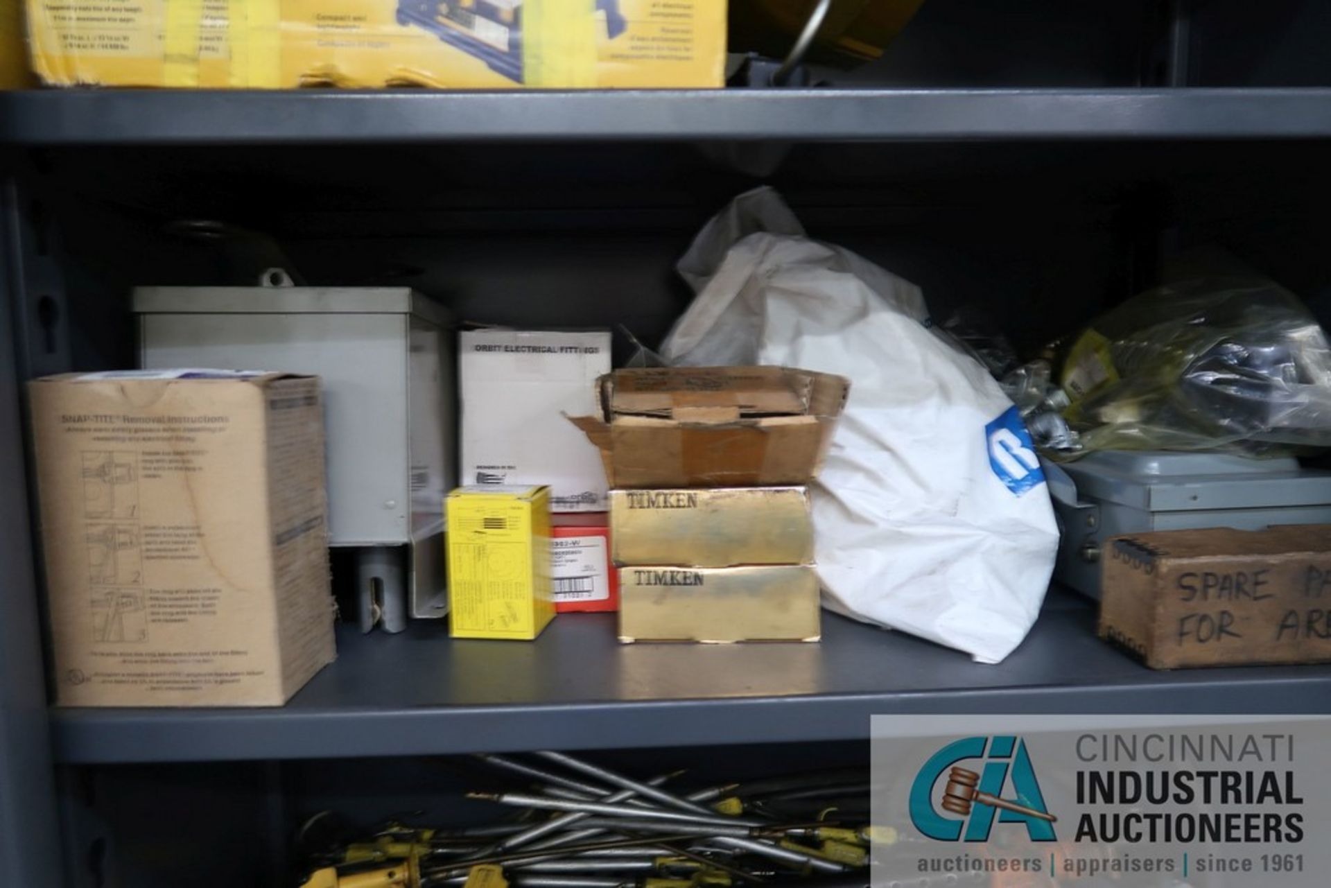 (LOT) MISCELLANEOUS SHOP EQUIPMENT AND PARTS WITH STRONGHOLD STORAGE CABINET - Image 4 of 6