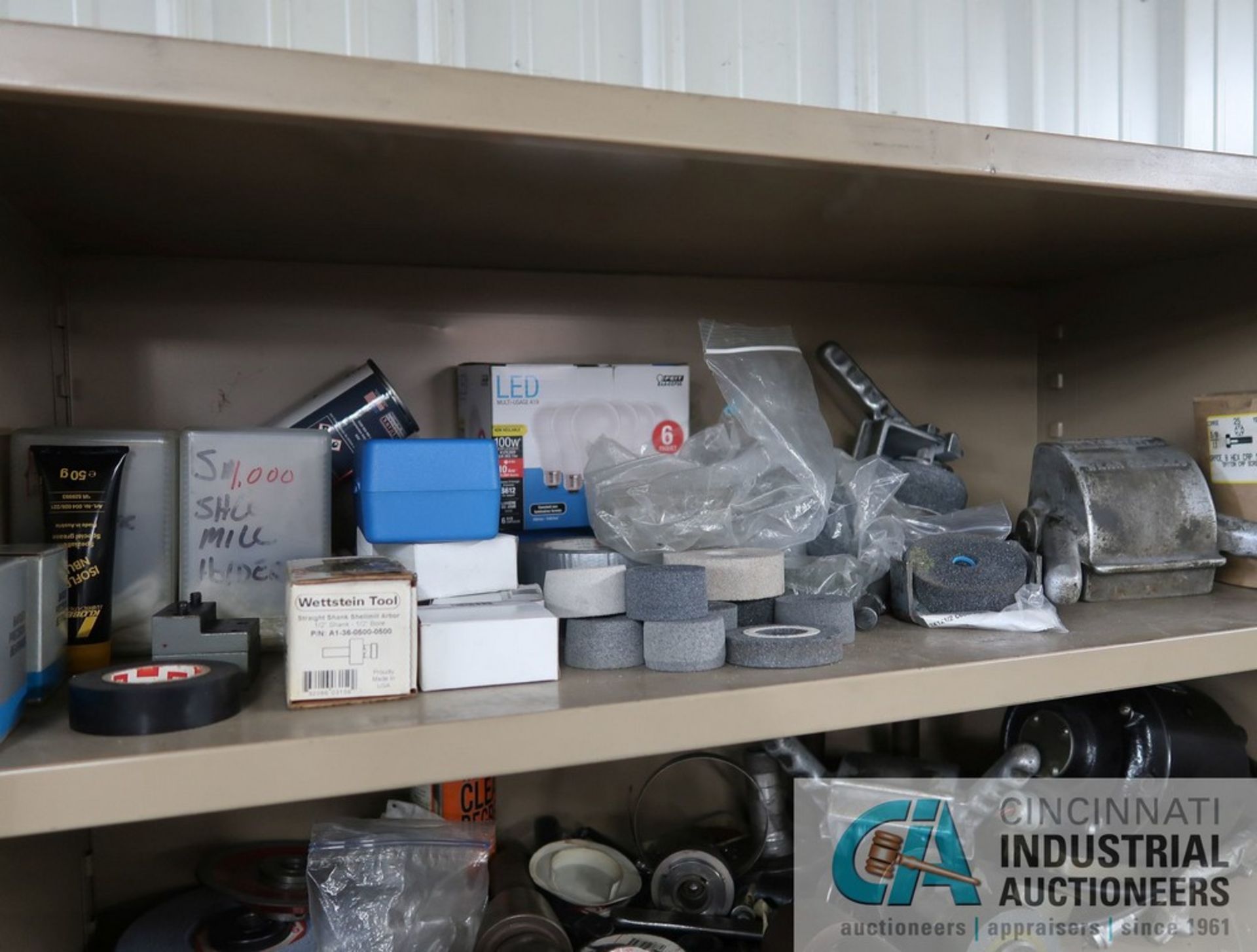 (LOT) MISCELLANEOUS GRINDING FIXTURE PARTS AND ACCESSORIES WITH STORAGE CABINET AND COUNTER HEIGHT - Image 3 of 7