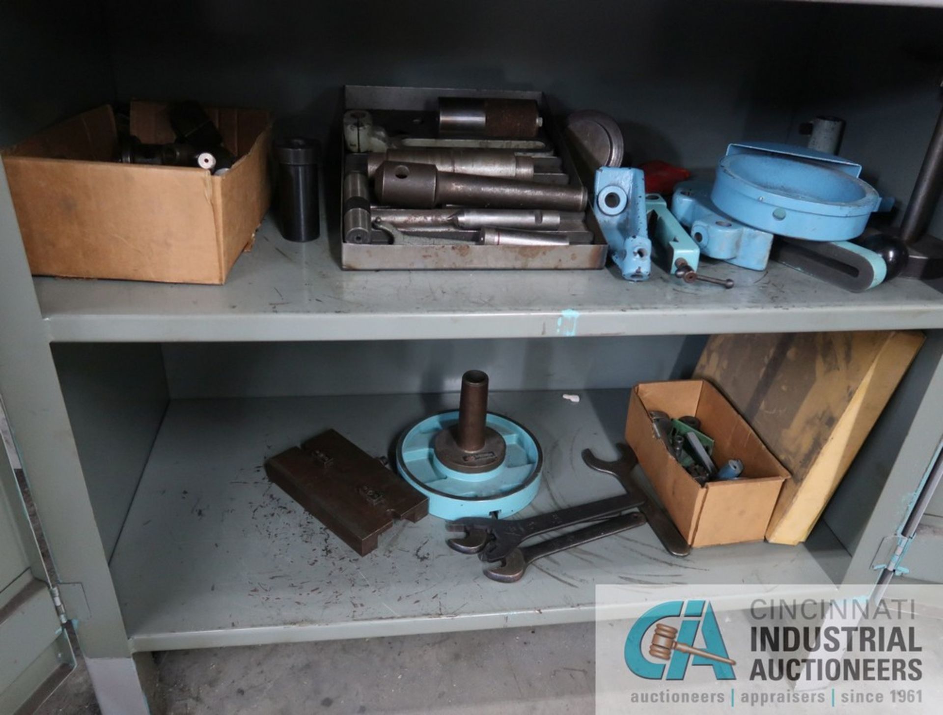 (LOT) MISCELLANEOUS GRINDING FIXTURE PARTS AND ACCESSORIES WITH STORAGE CABINET AND COUNTER HEIGHT - Image 7 of 7