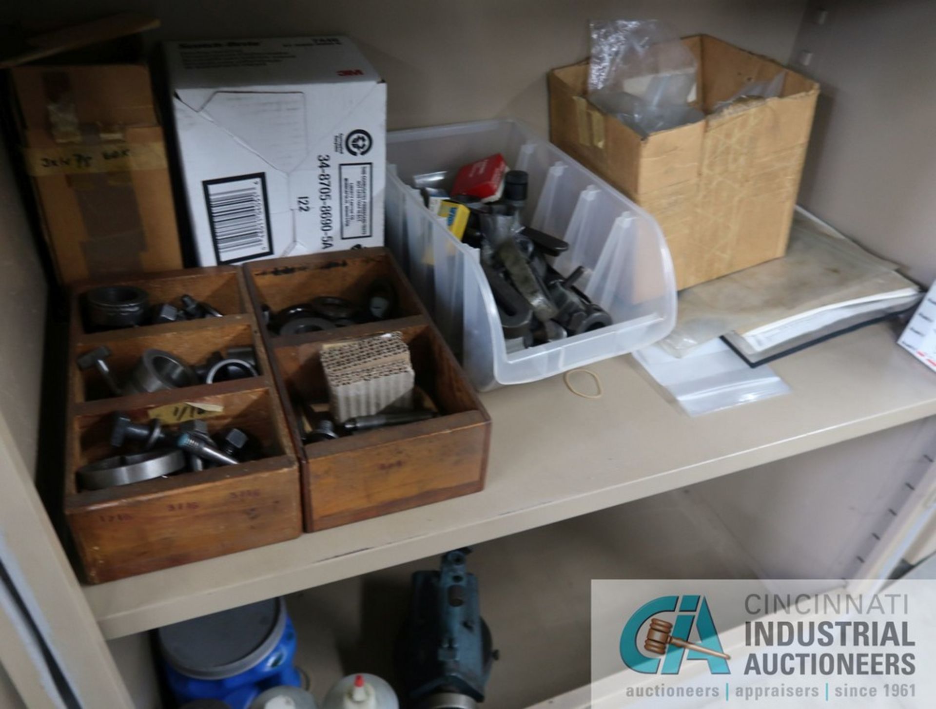 (LOT) MISCELLANEOUS GRINDING FIXTURE PARTS AND ACCESSORIES WITH STORAGE CABINET AND COUNTER HEIGHT - Image 6 of 7