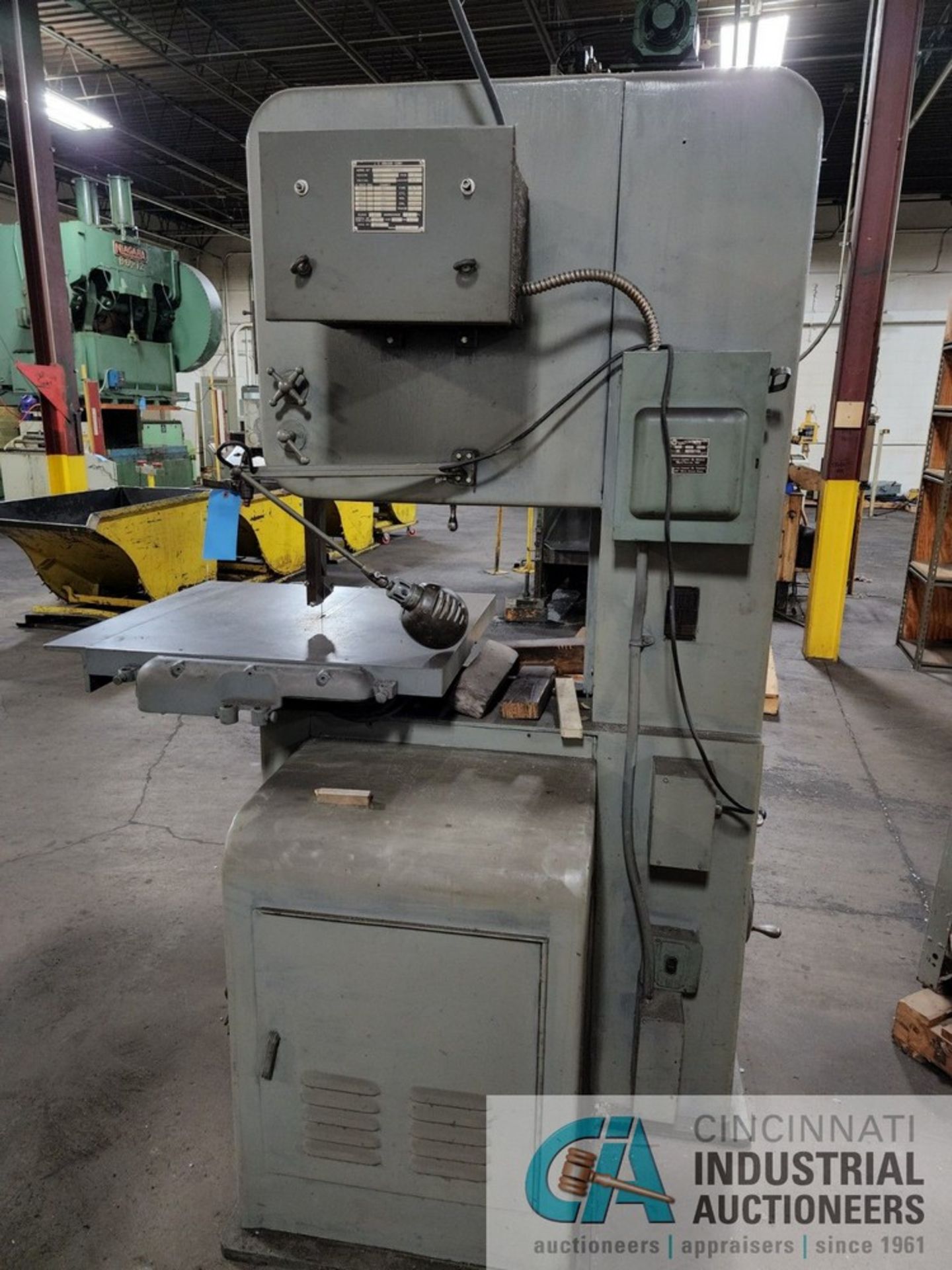 26" DOALL VERTICAL BAND SAW; 30" X 30" TABLE, BLADE WELDER - Image 3 of 8