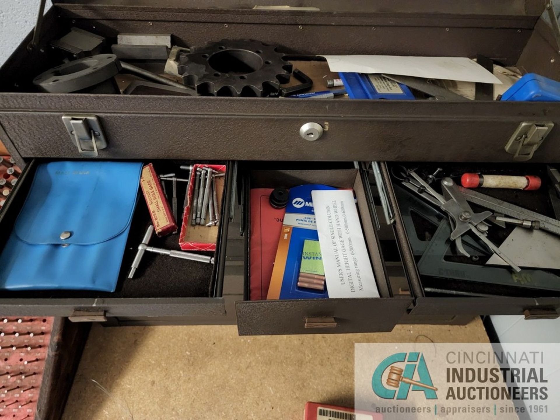 (LOT) KENNEDY TOOL BOX W/ SMALL MOUNT OF INSPECTION ITEMS, PIN GAGE INDEX, PIGEON HOLE CABINET W/ - Image 3 of 11
