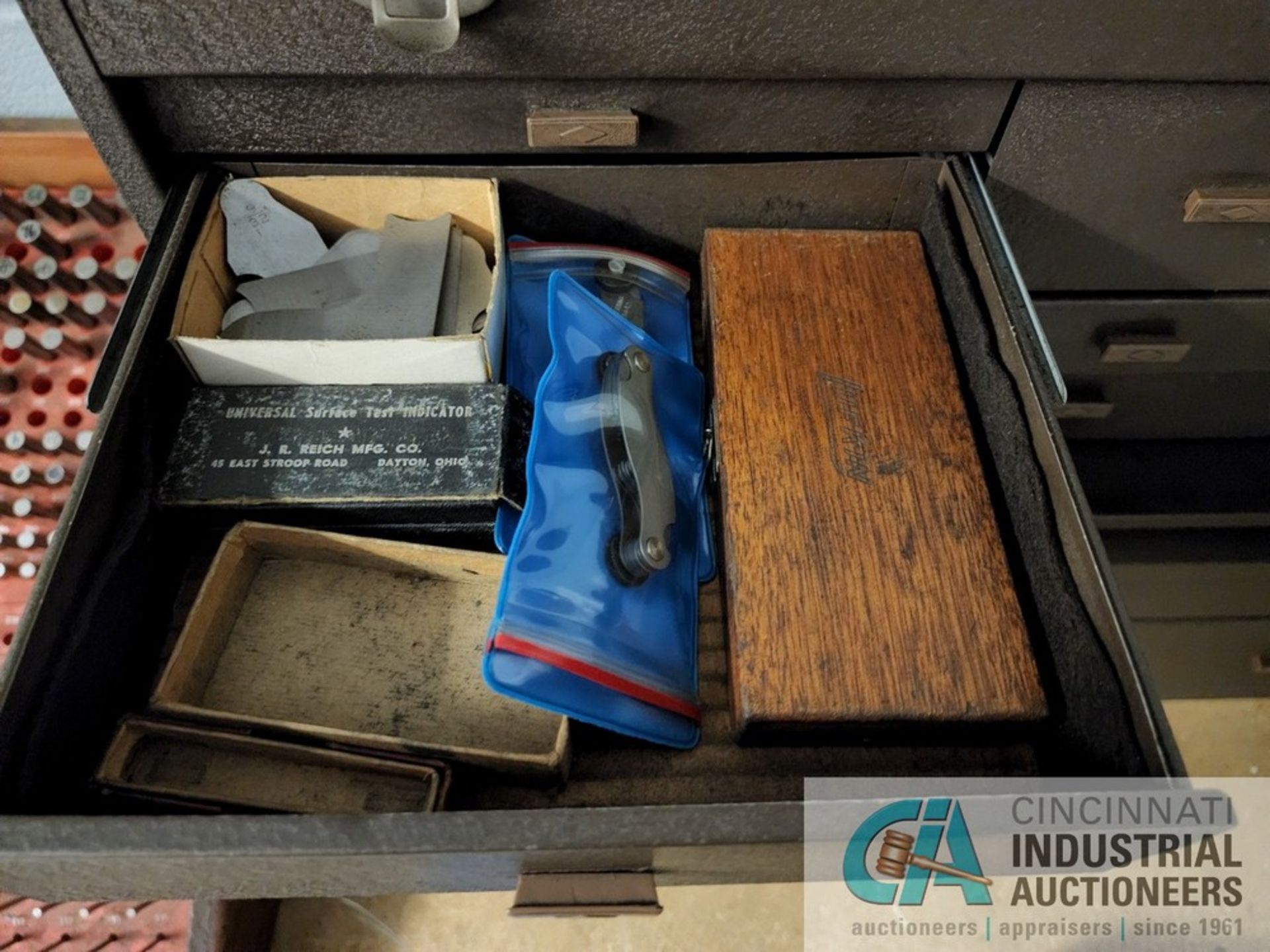 (LOT) KENNEDY TOOL BOX W/ SMALL MOUNT OF INSPECTION ITEMS, PIN GAGE INDEX, PIGEON HOLE CABINET W/ - Image 4 of 11