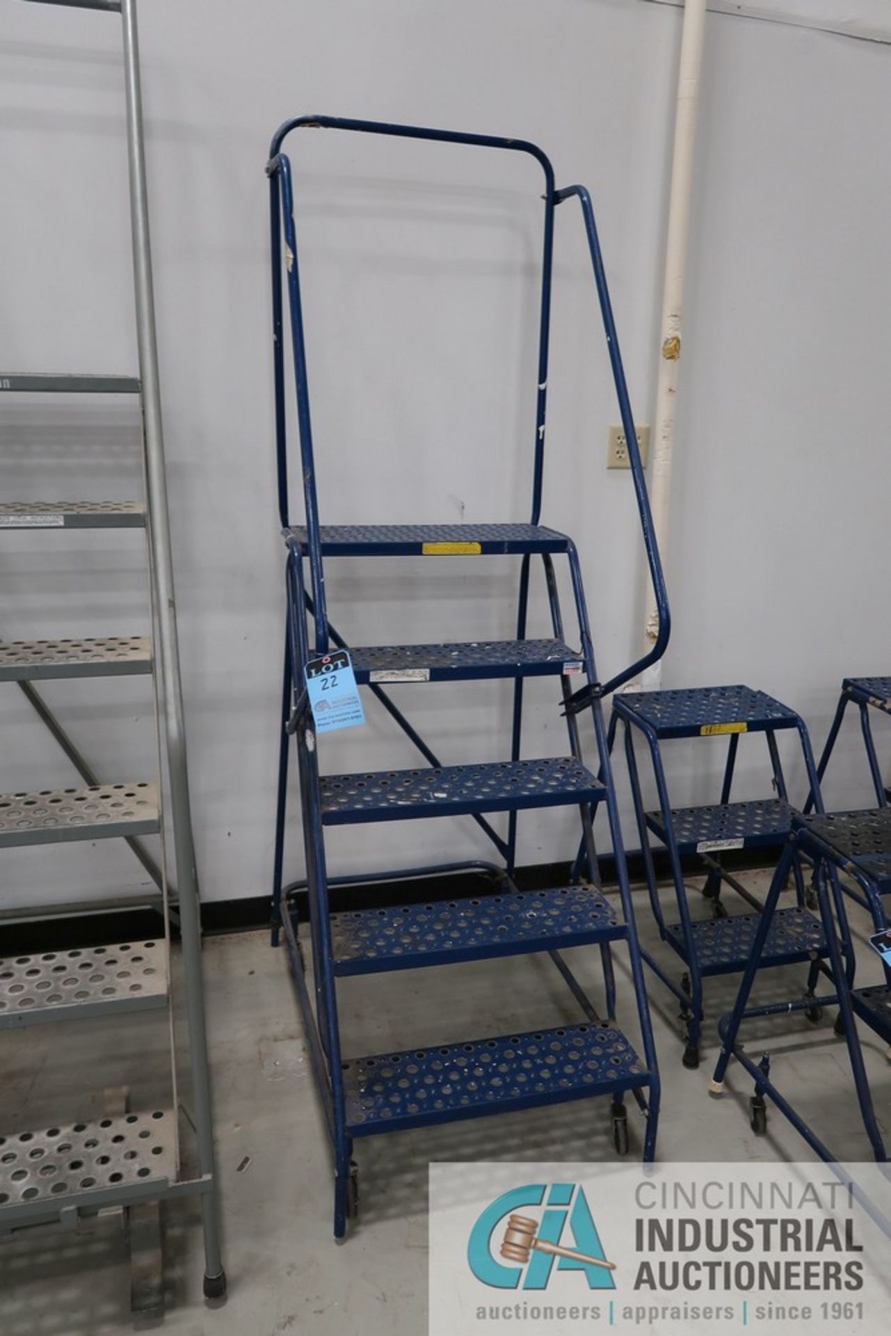 47" LOUISVILLE PORTABLE SHOP LADDER