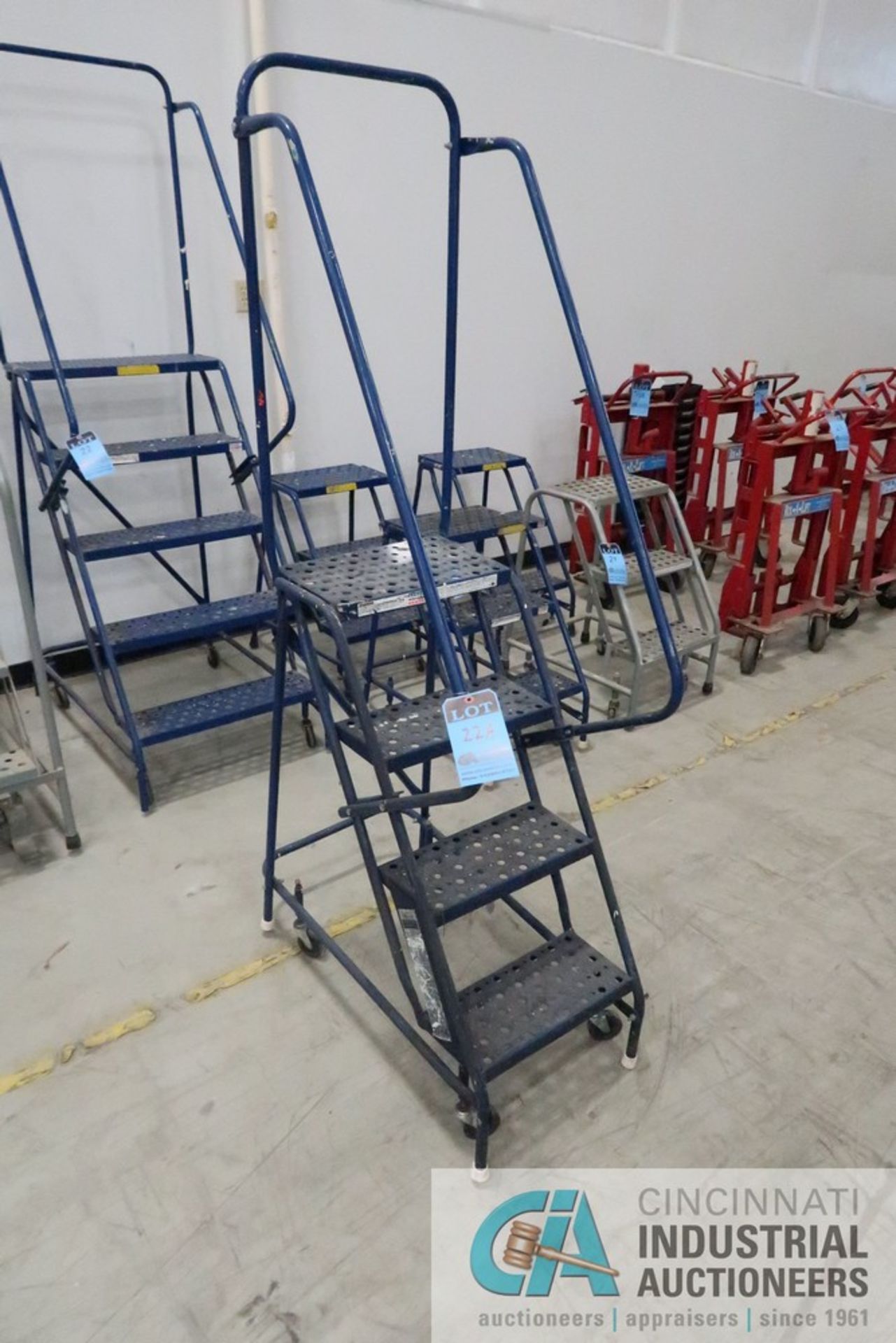 38" LOUISVILLE PORTABLE SHOP LADDER