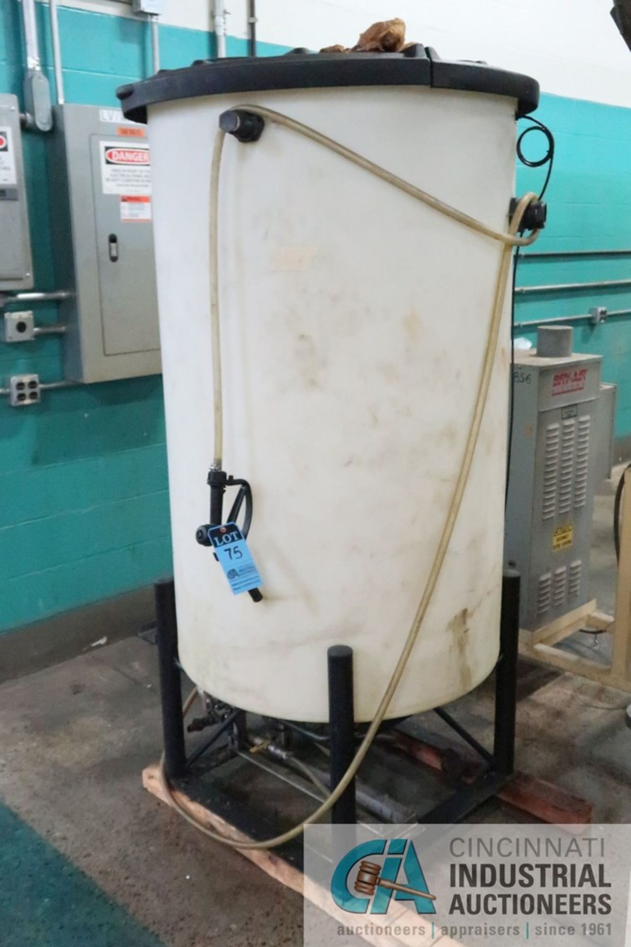 800 GALLON PLASTIC WATER HOLDING TANK, WITH PNEUMATIC PUMP