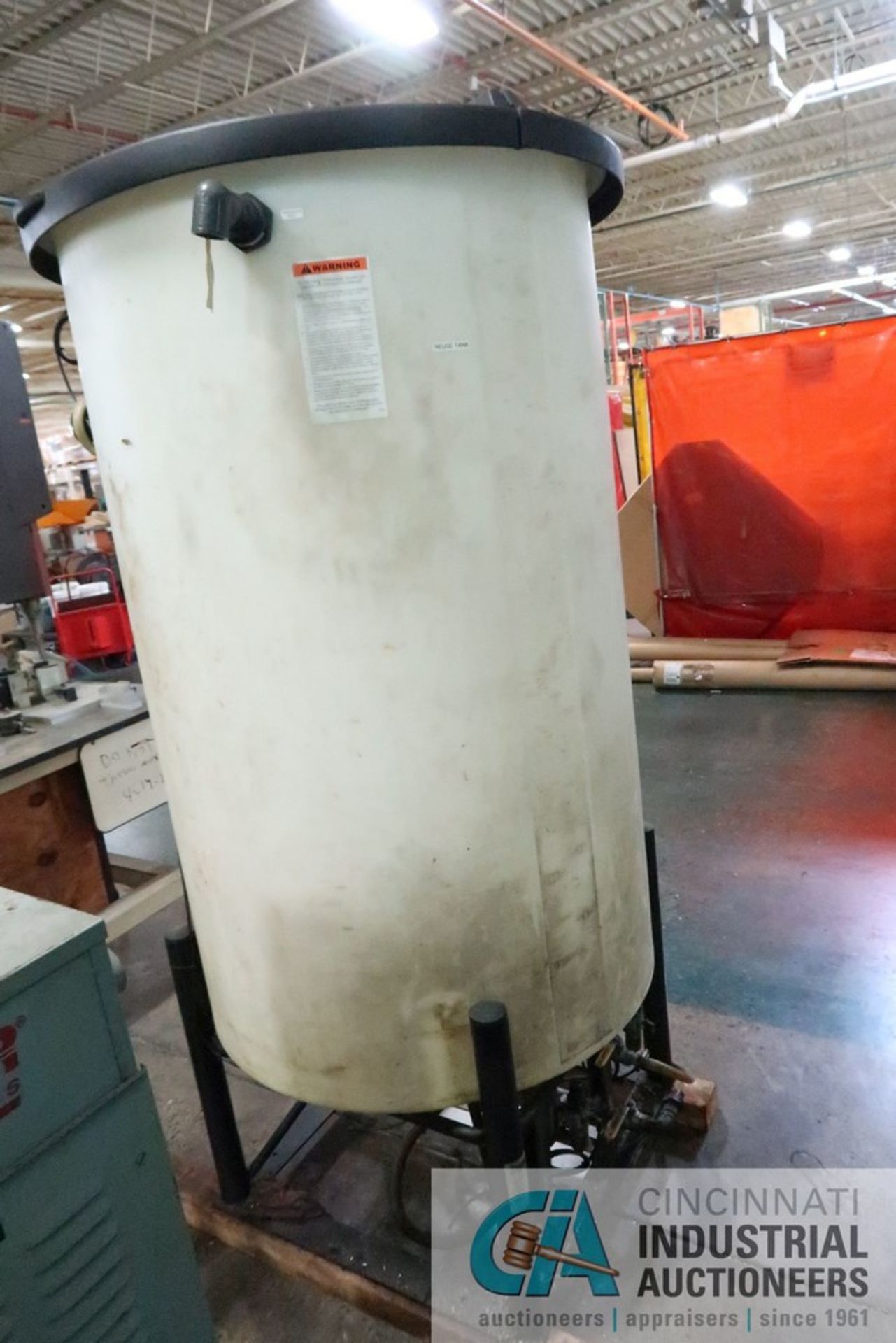 800 GALLON PLASTIC WATER HOLDING TANK, WITH PNEUMATIC PUMP - Image 2 of 3