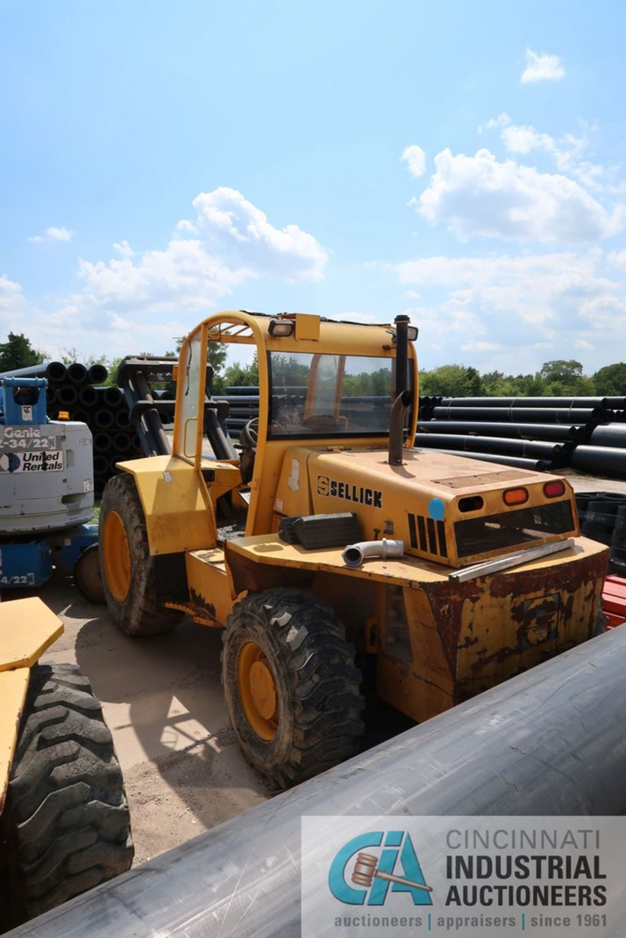 10,000 LB. SELLICK MODEL S-100JDS-2 PNEUMATIC TIRE DIESEL LIFT TRUCK; S/N 7234710S10J, 128" 2- - Image 4 of 13