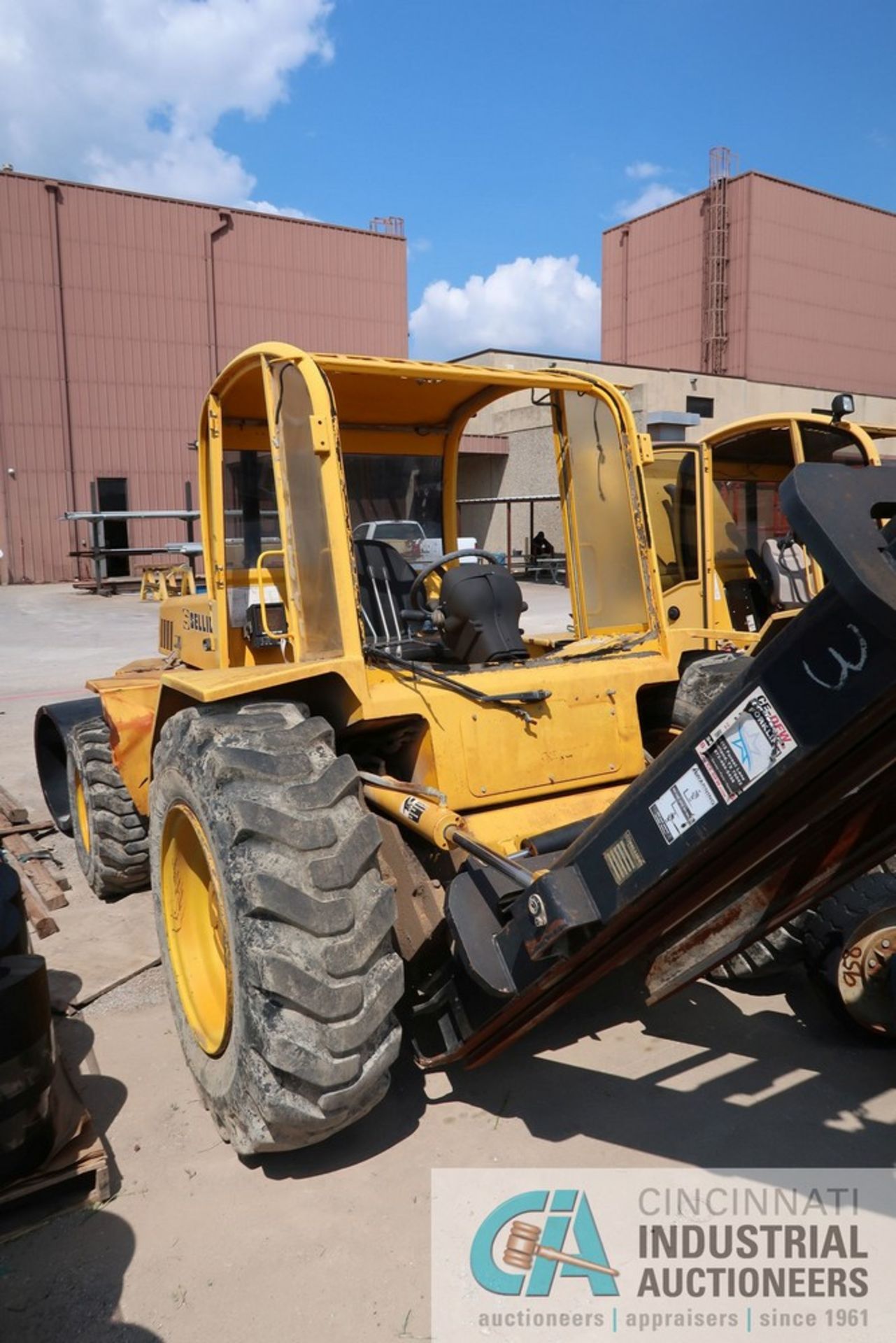 10,000 LB. SELLICK MODEL S-100JDS-2 PNEUMATIC TIRE DIESEL LIFT TRUCK; S/N 7234710S10J, 128" 2- - Image 2 of 13