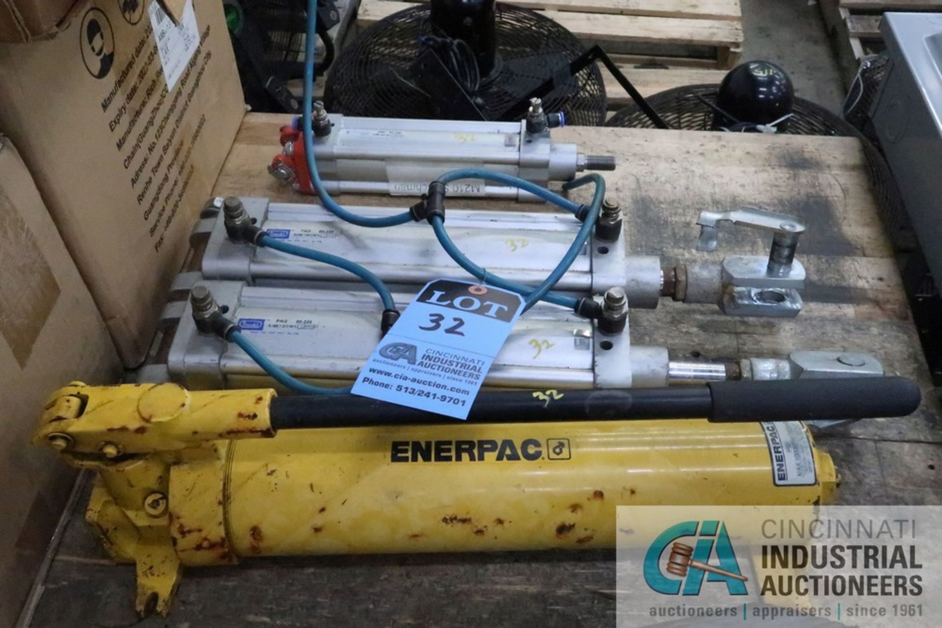 (LOT) 10,000 PSI ENERPAC P80 MANUAL HYDRAULIC PUMP, (2) PEMAKS PAG 80-220 CYLINDERS