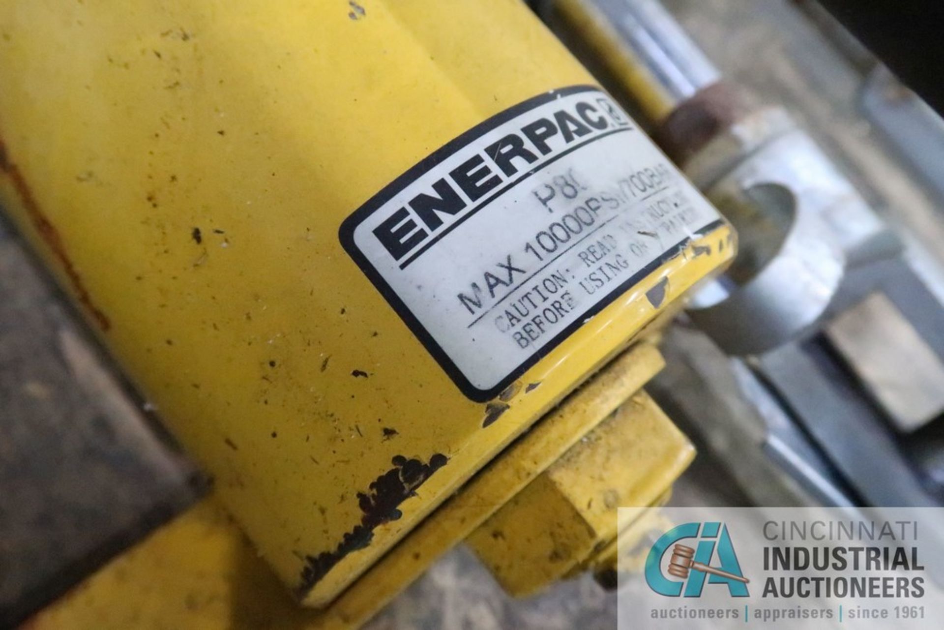 (LOT) 10,000 PSI ENERPAC P80 MANUAL HYDRAULIC PUMP, (2) PEMAKS PAG 80-220 CYLINDERS - Image 2 of 4