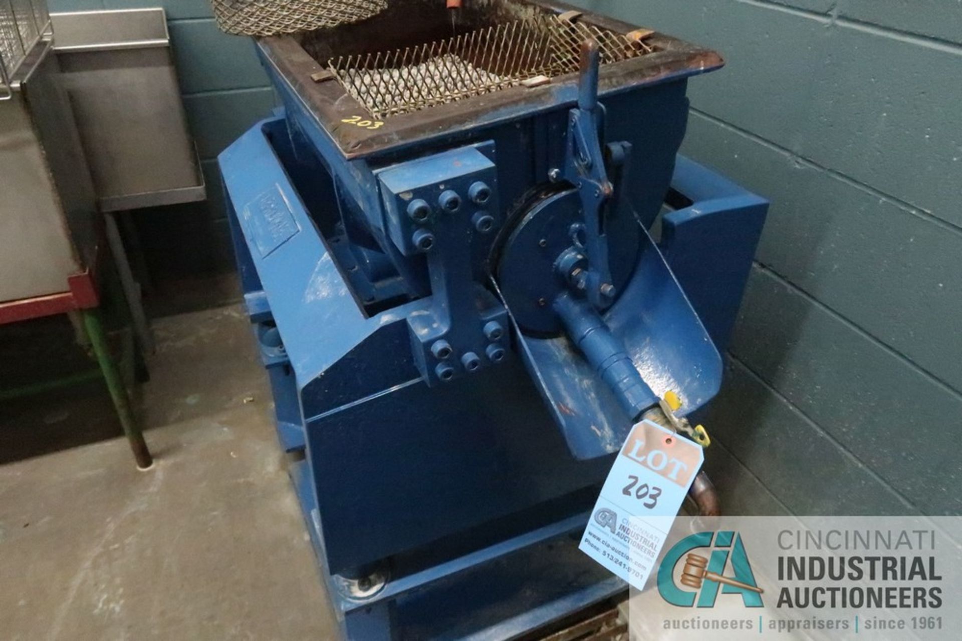 VIBRODYNE MODEL VE200C 2 CUBIC FOOT VIBRATORY FINISHER; S/N C82350, WITH CONTROLS, AND SPARE TIMER - Image 5 of 7