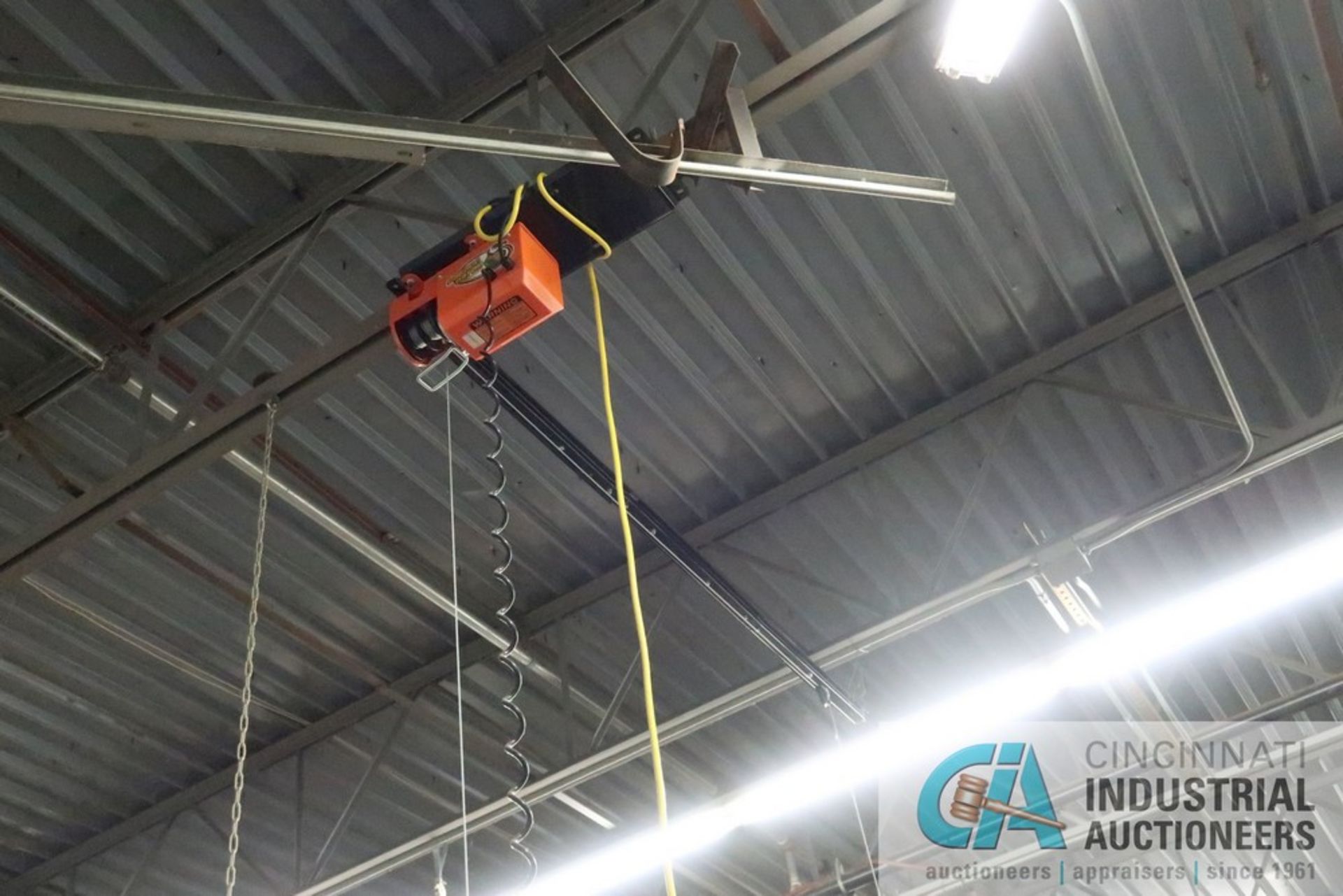 220 LB. GARAGE GATOR ELECTRIC CABLE LIFT WITH 3' X 6' PLATFORM, GGR3672PS - Image 2 of 6