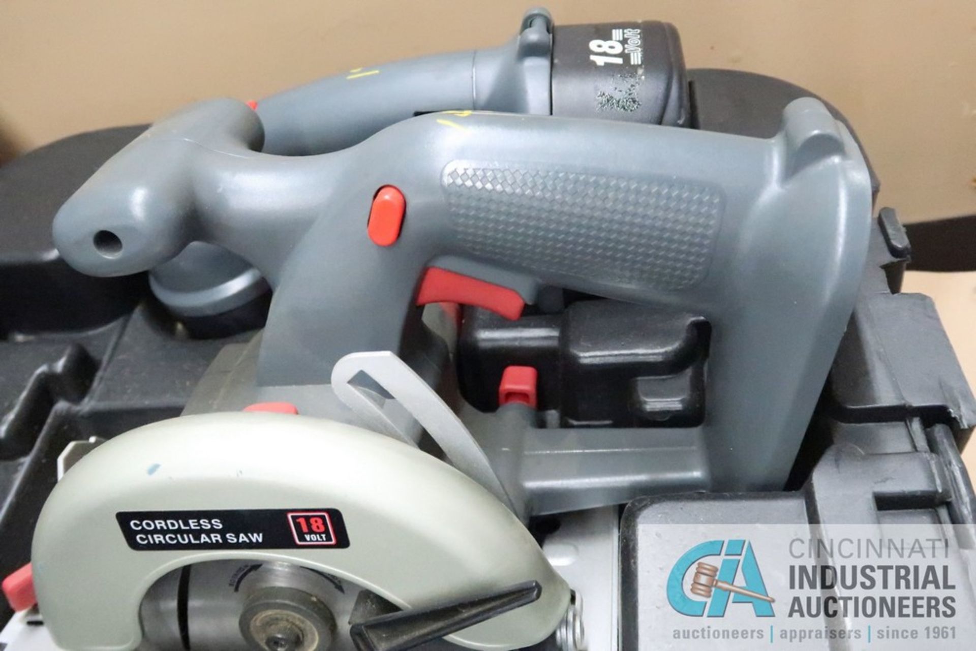 18 VOLT MFG UNKNOWN CORDLESS TOOL KIT INCLUDING DRILL, 5-3/8" CIRCULAR SAW, JIG SAW, LIGHT AND - Image 4 of 5