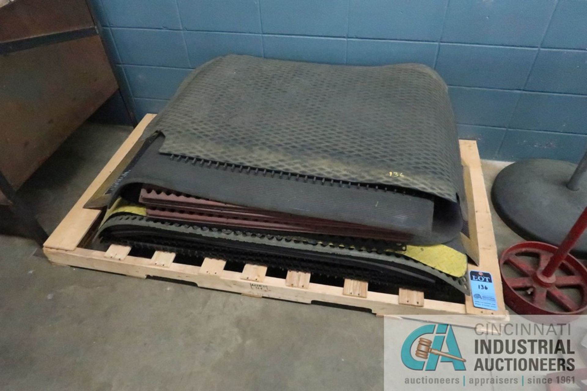 (LOT) ANTI-FATIGUE MATS