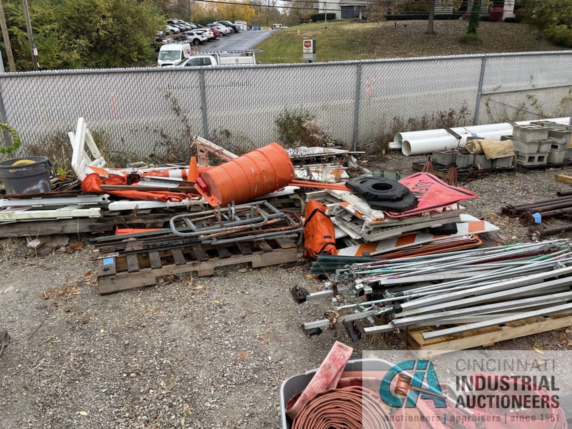 (LOT) MISCELLANEOUS JOB-SITE SIGNS, BARRIERS AND SIGN STANDS