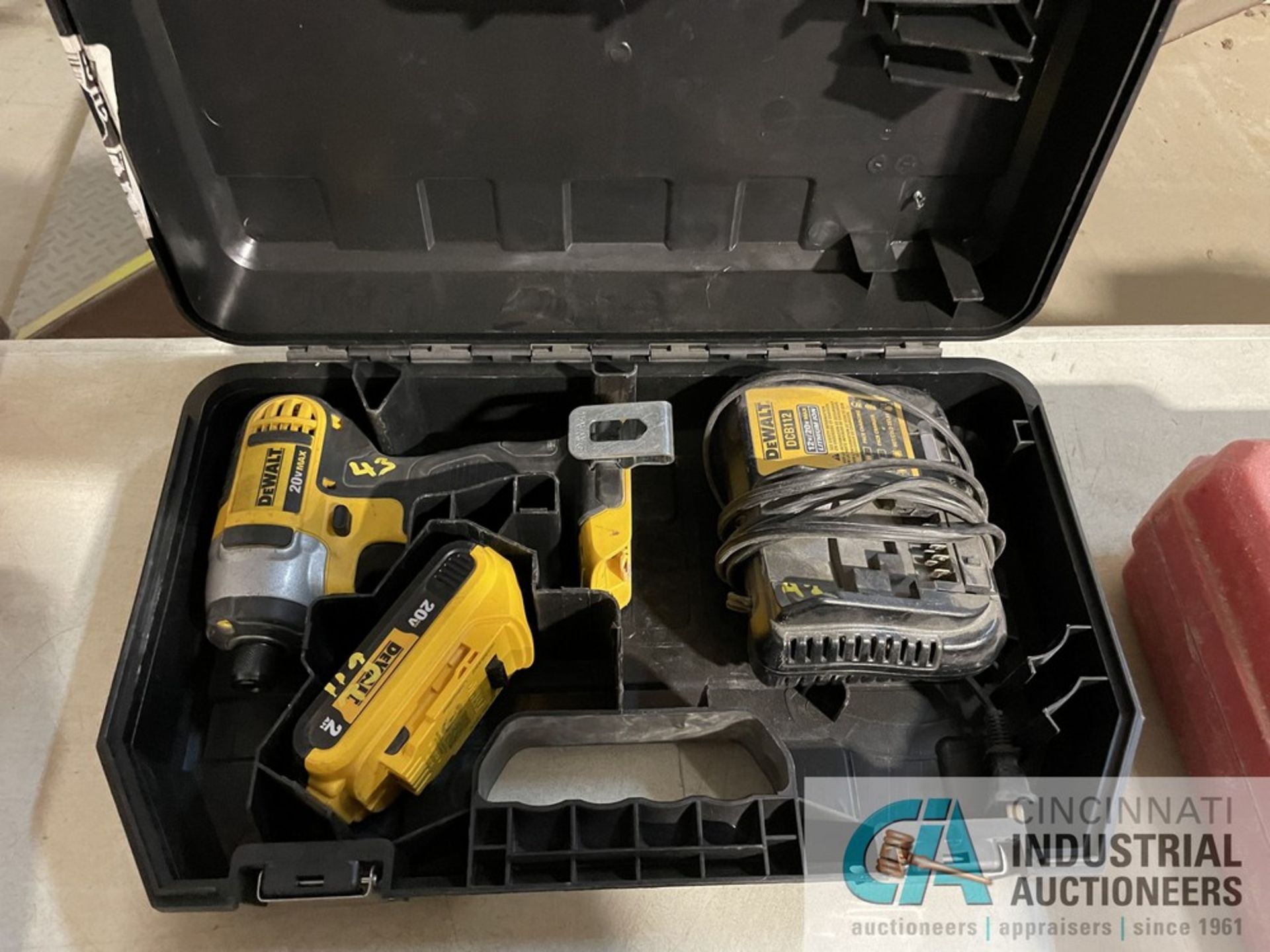 1/4" / 20 VOLT DEWALT MODEL DCF885 CORDLESS IMPACT DRIVER WITH CHARGER AND BATTERY