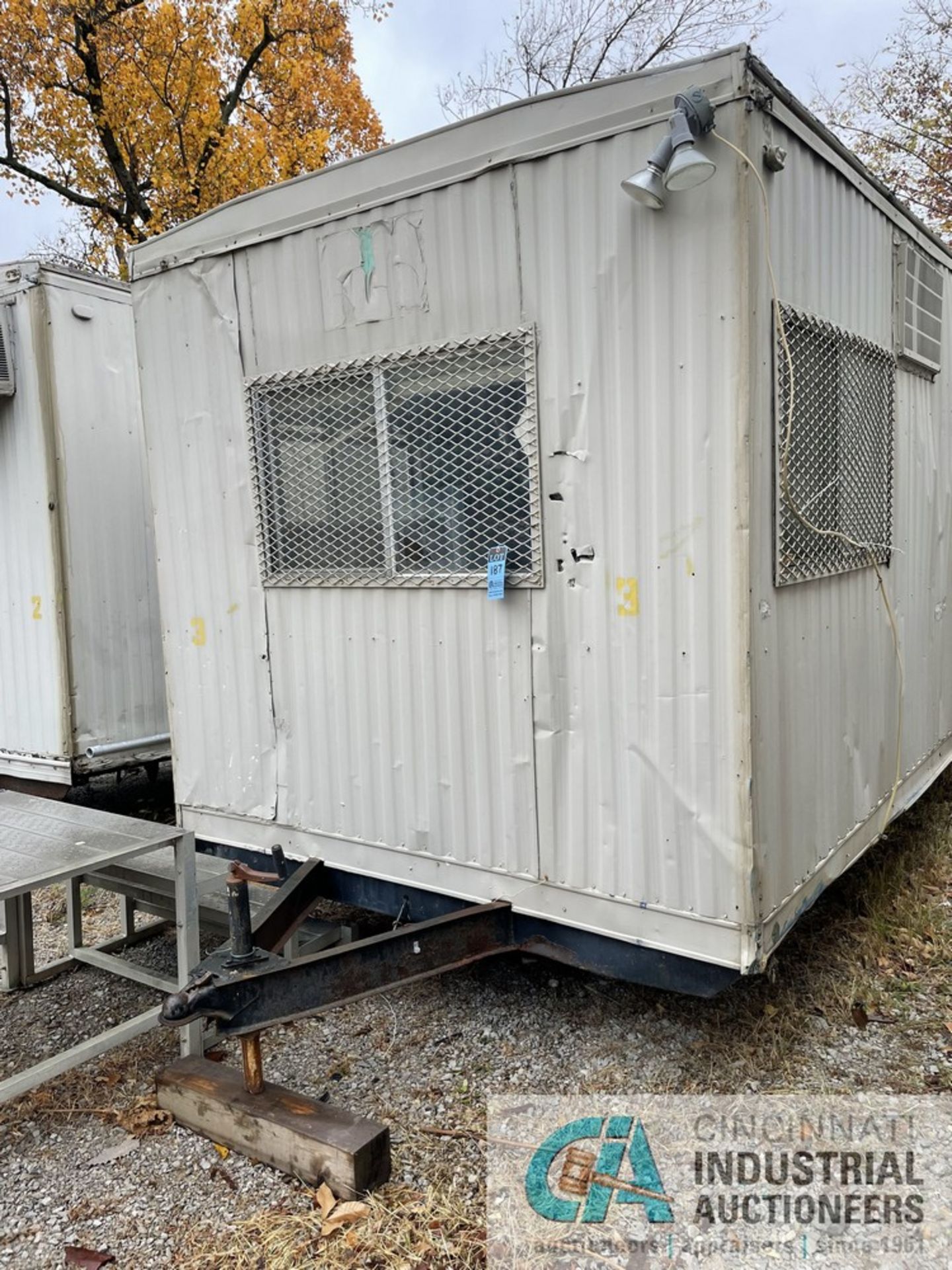 8' X 28' JOBSITE OFFICE TRAILER WITH ALUMINUM STEPS **BILL OF SALE ONLY - NO TITLE** - Image 2 of 11