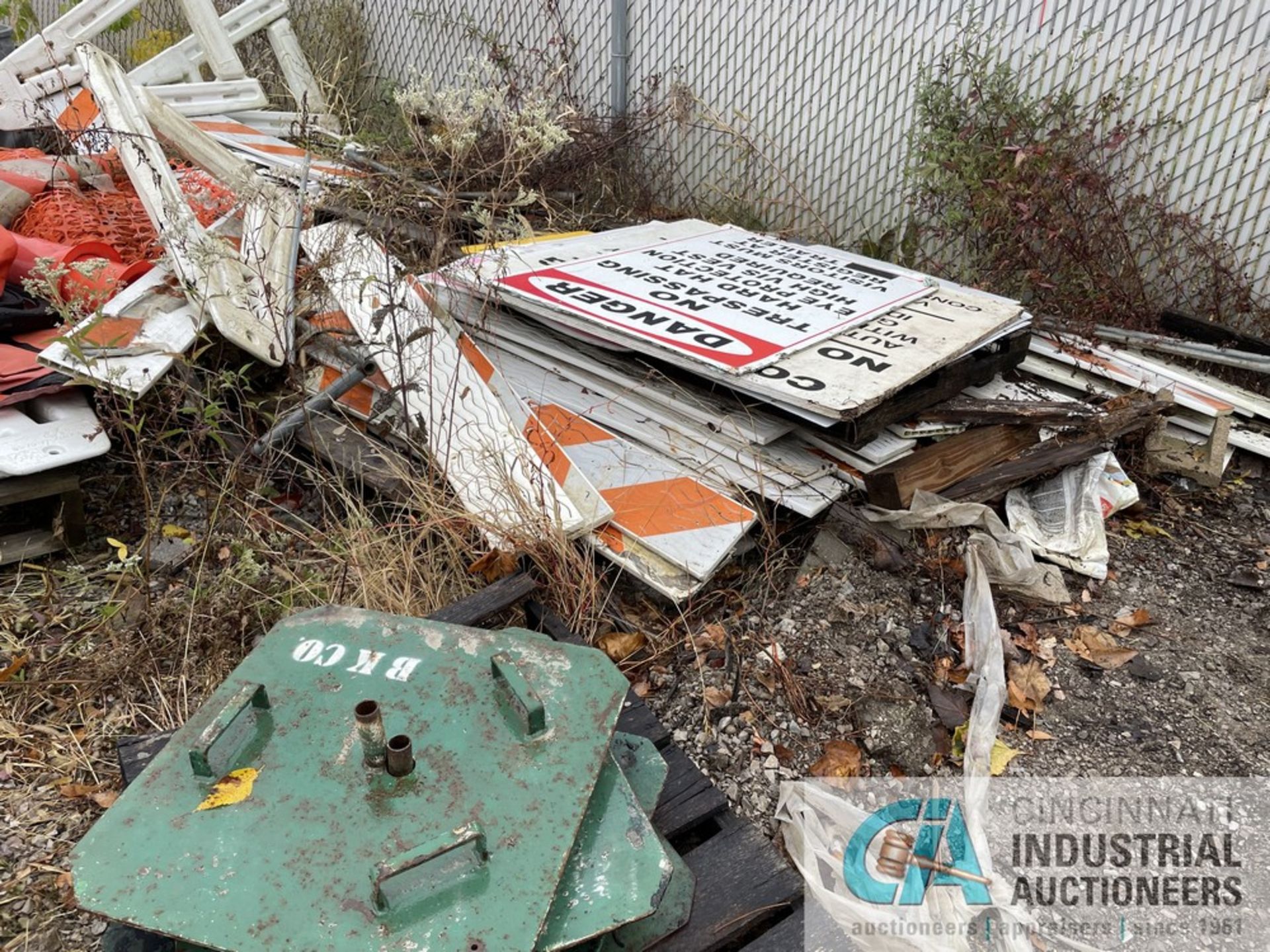 (LOT) MISCELLANEOUS JOB-SITE SIGNS, BARRIERS AND SIGN STANDS - Image 12 of 13