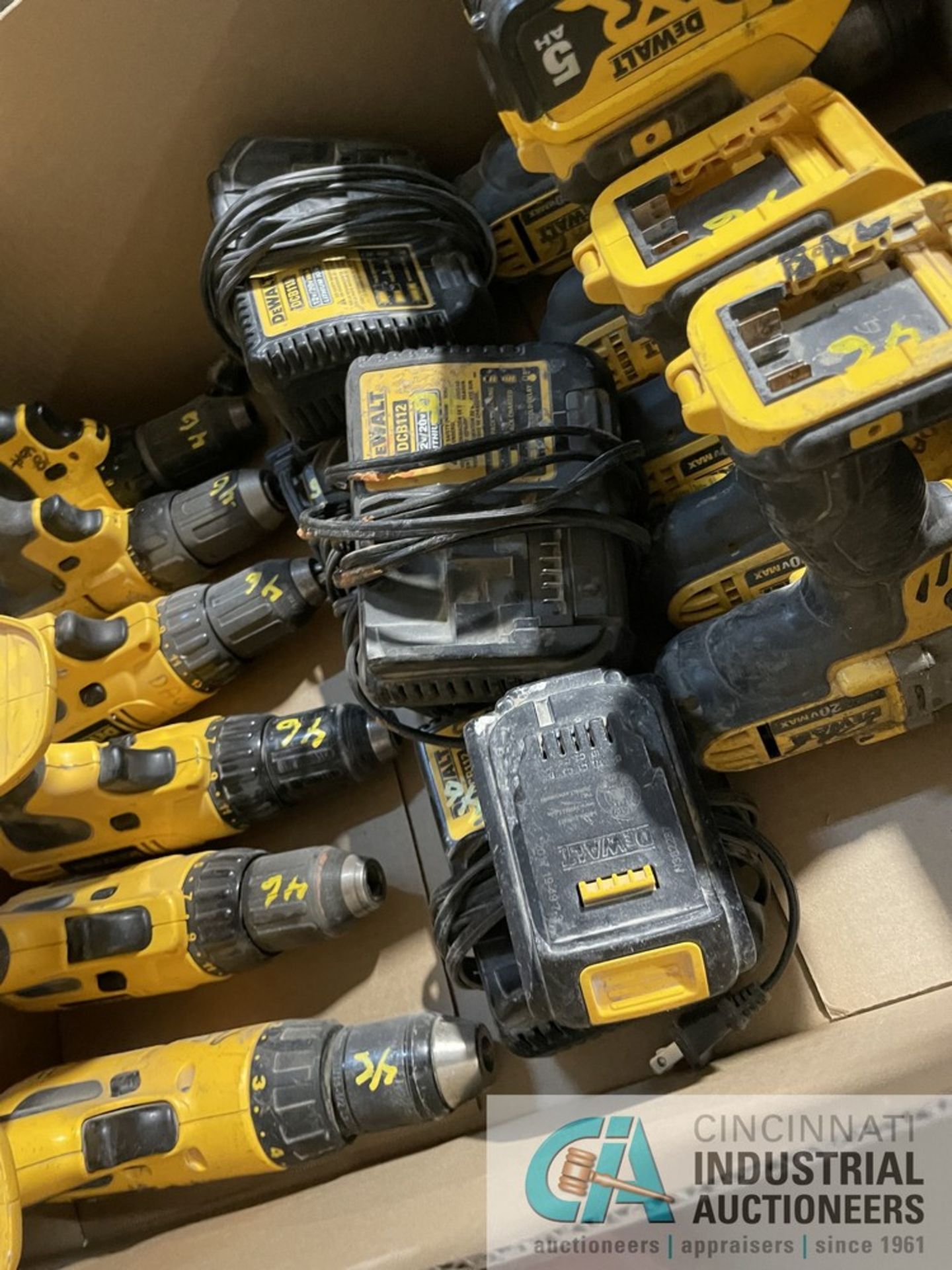 MISCELLANEOUS VOLTAGE DEWALT CORDLESS DRILLS / DRIVERS WITH (6) CHARGERS - Image 6 of 8