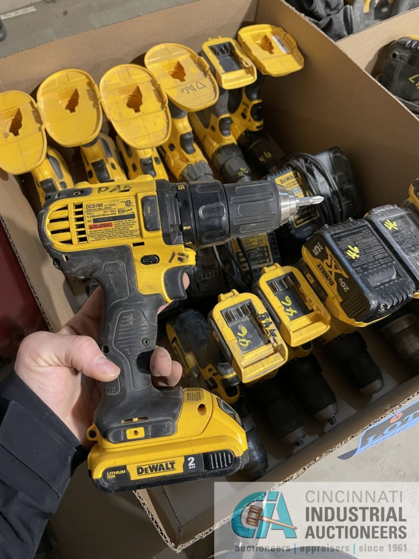 MISCELLANEOUS VOLTAGE DEWALT CORDLESS DRILLS / DRIVERS WITH (6) CHARGERS - Image 3 of 8