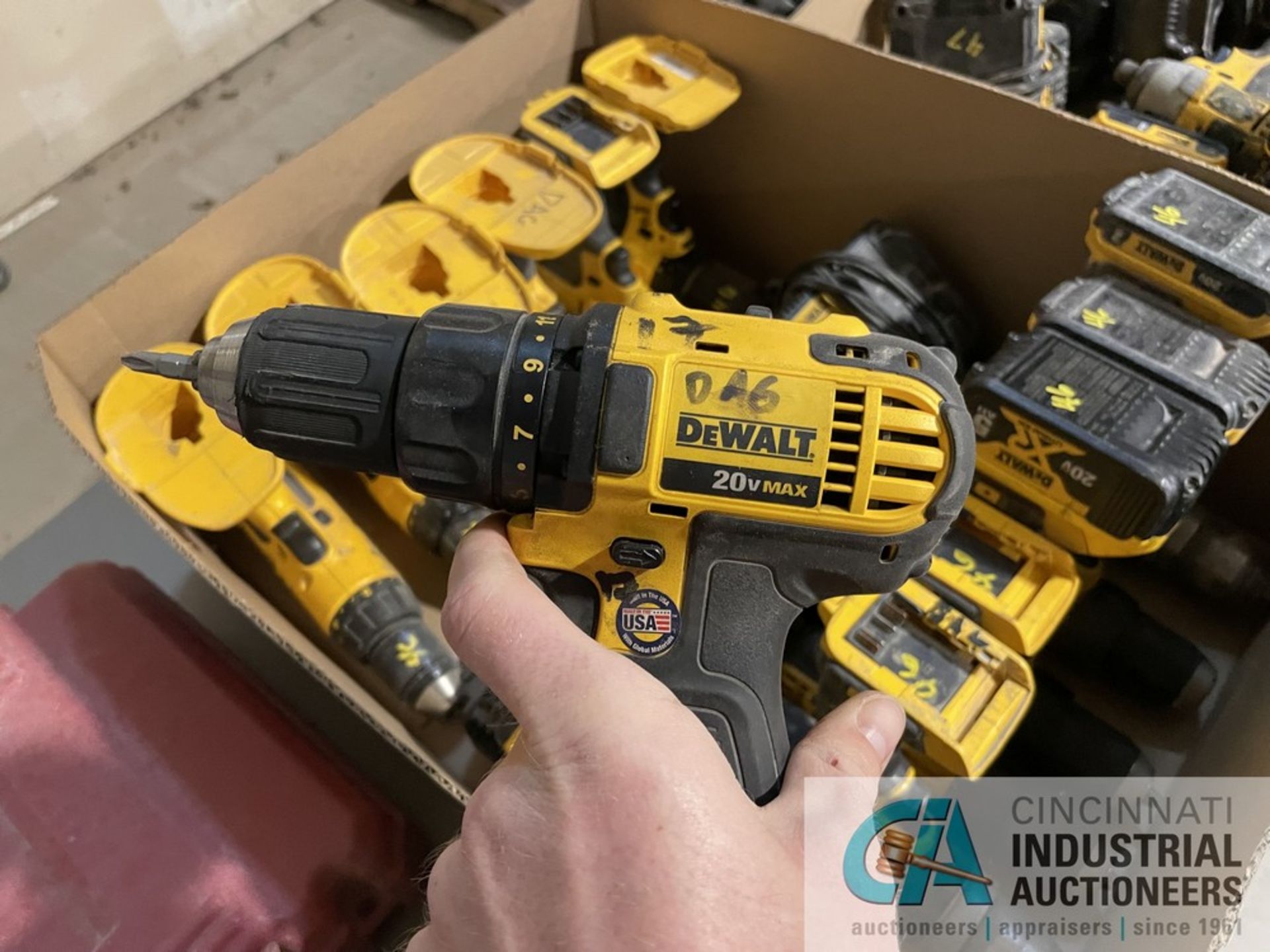 MISCELLANEOUS VOLTAGE DEWALT CORDLESS DRILLS / DRIVERS WITH (6) CHARGERS - Image 4 of 8