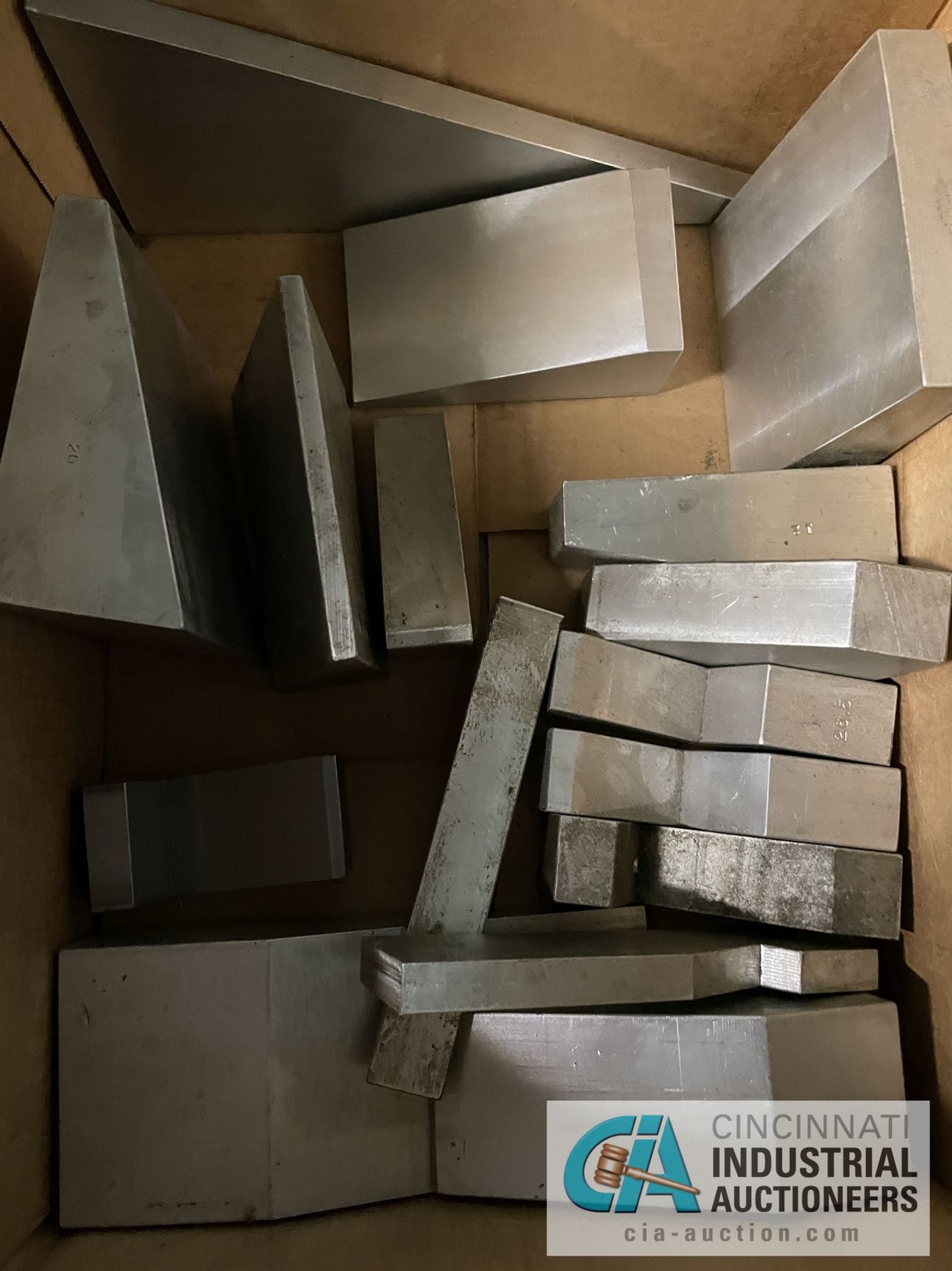 (LOT) MISCELLANEOUS ALUMINUM ANGLE AND V-BLOCKS - Image 4 of 4