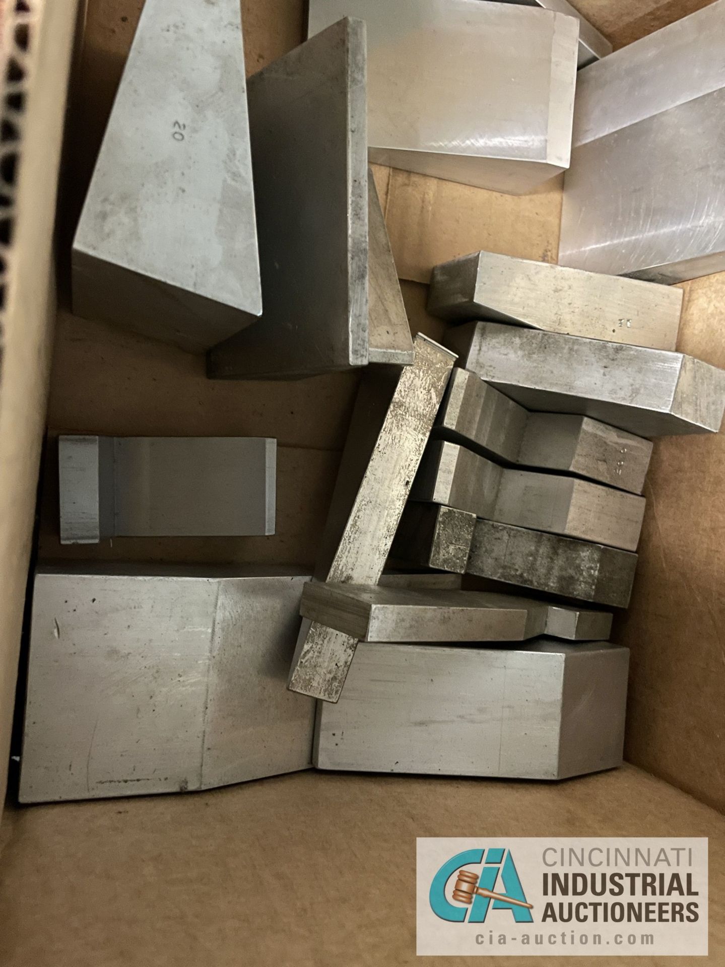 (LOT) MISCELLANEOUS ALUMINUM ANGLE AND V-BLOCKS - Image 3 of 4