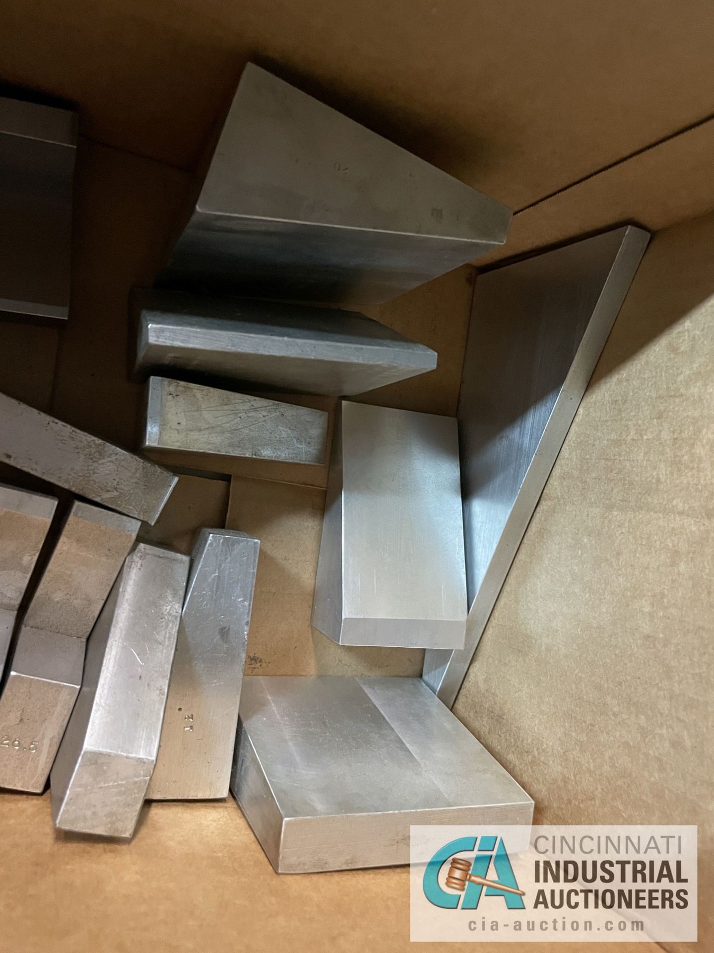 (LOT) MISCELLANEOUS ALUMINUM ANGLE AND V-BLOCKS - Image 2 of 4