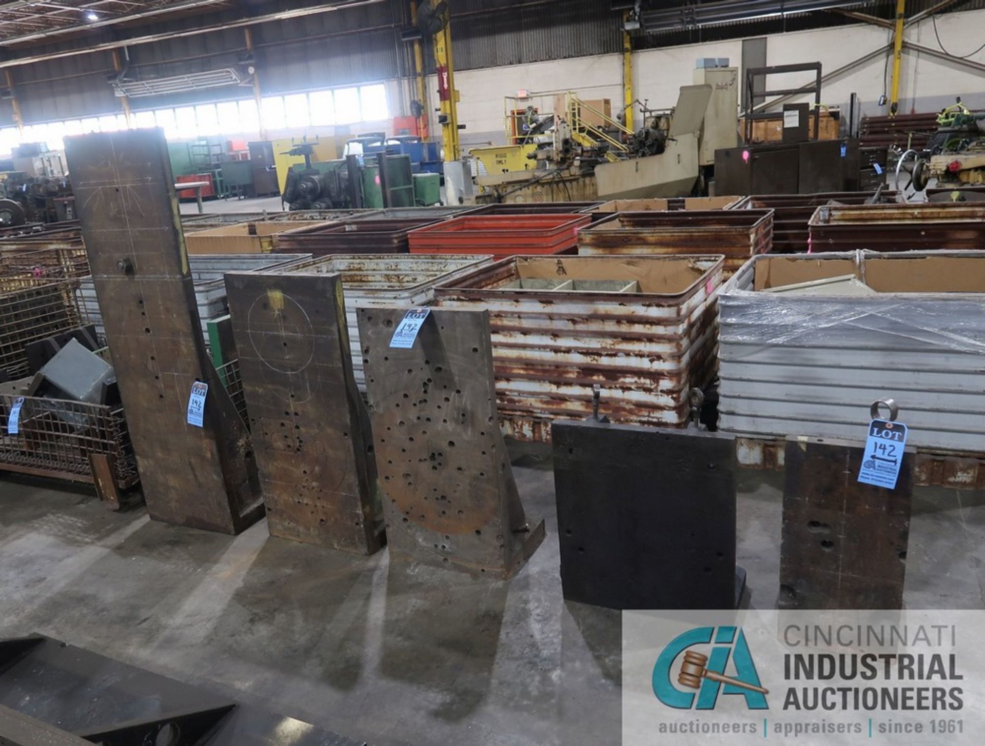 (LOT) MISCELLANEOUS SIZE HEAVY DUTY ANGLE PLATES