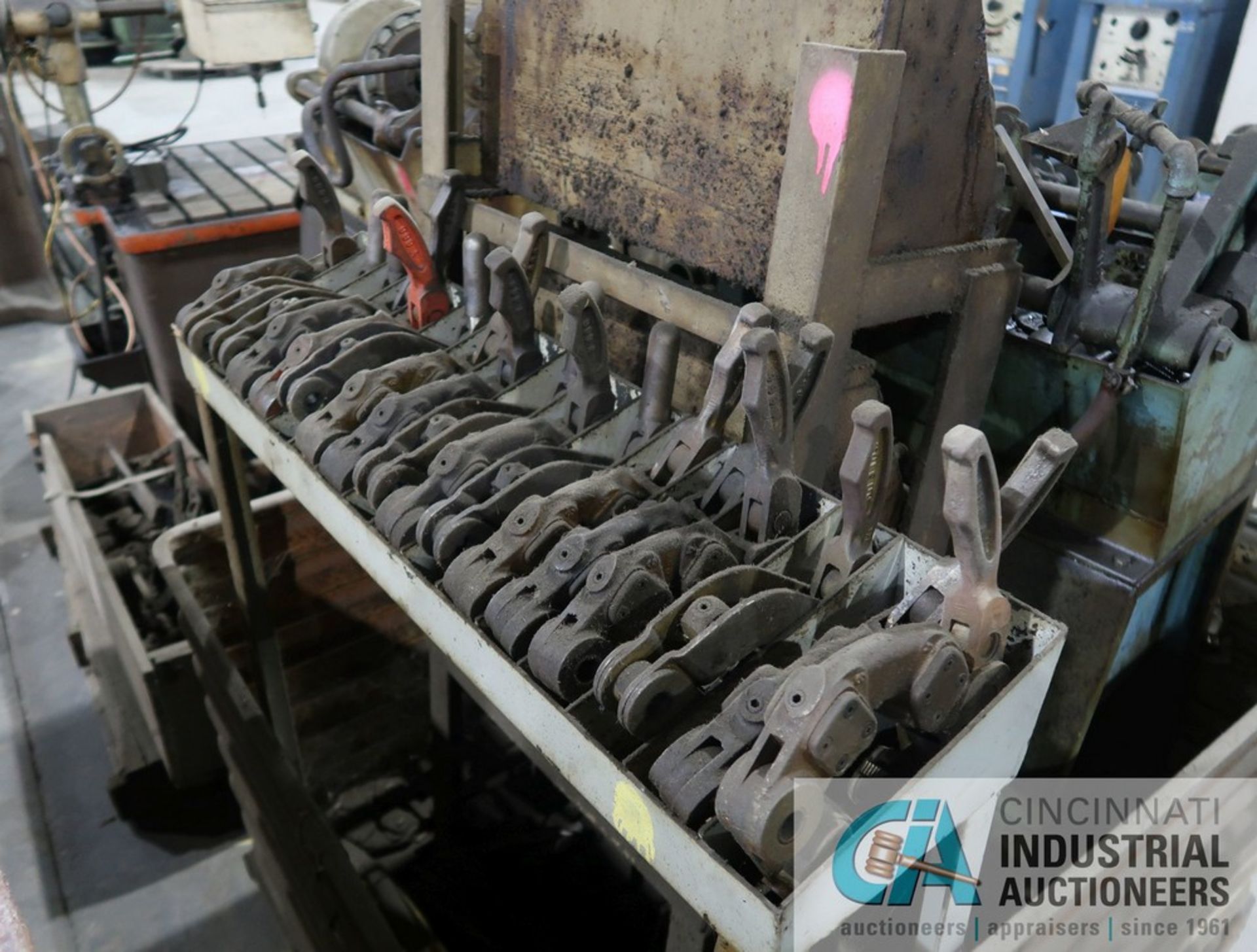 TOLEDO PIPE THREADING MACHINE WITH MISCELLANEOUS THREADING DIES AND CORRUGATED TUB - Image 4 of 4