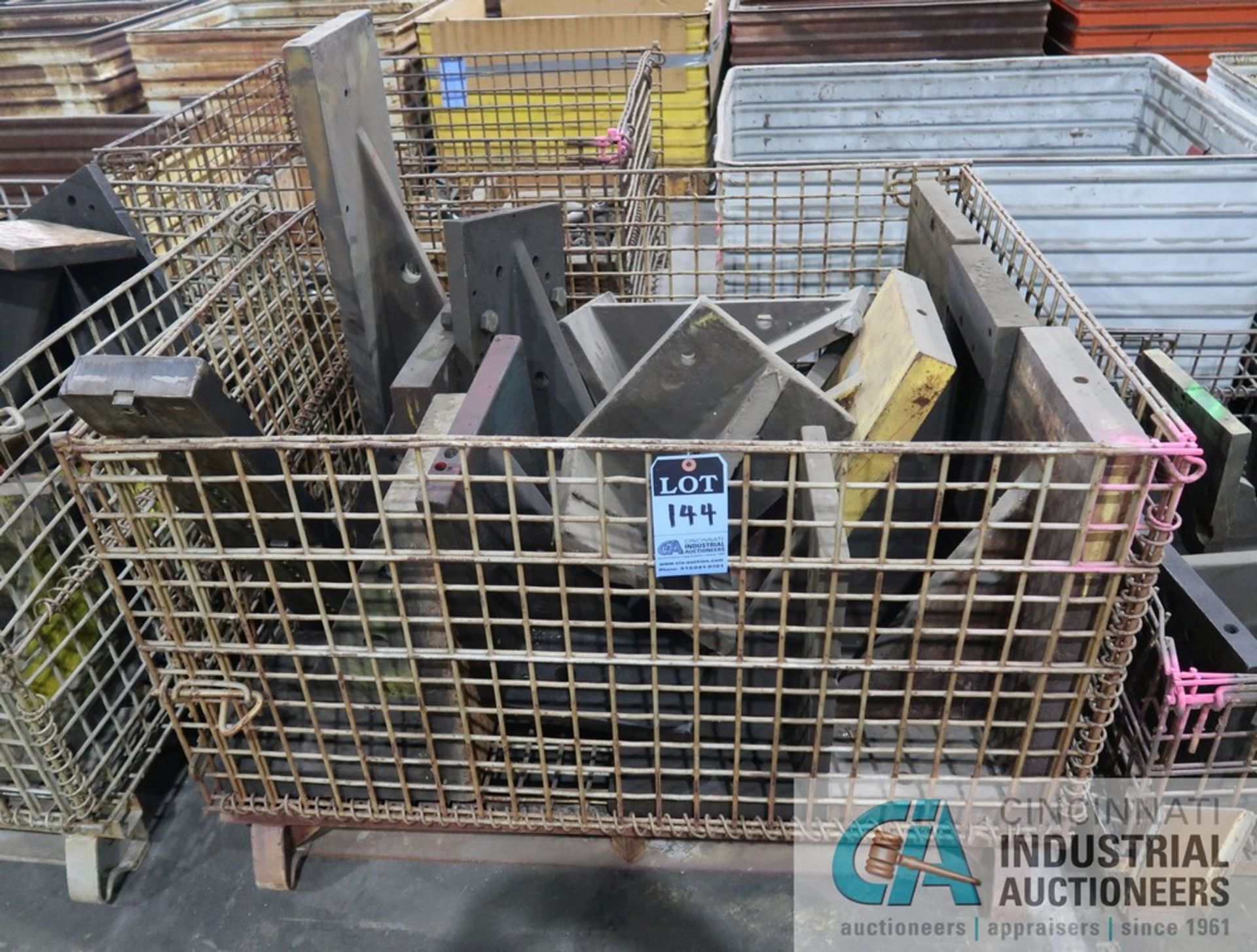 (LOT) ANGLE PLATES WITH (2) WIRE BAKSETS