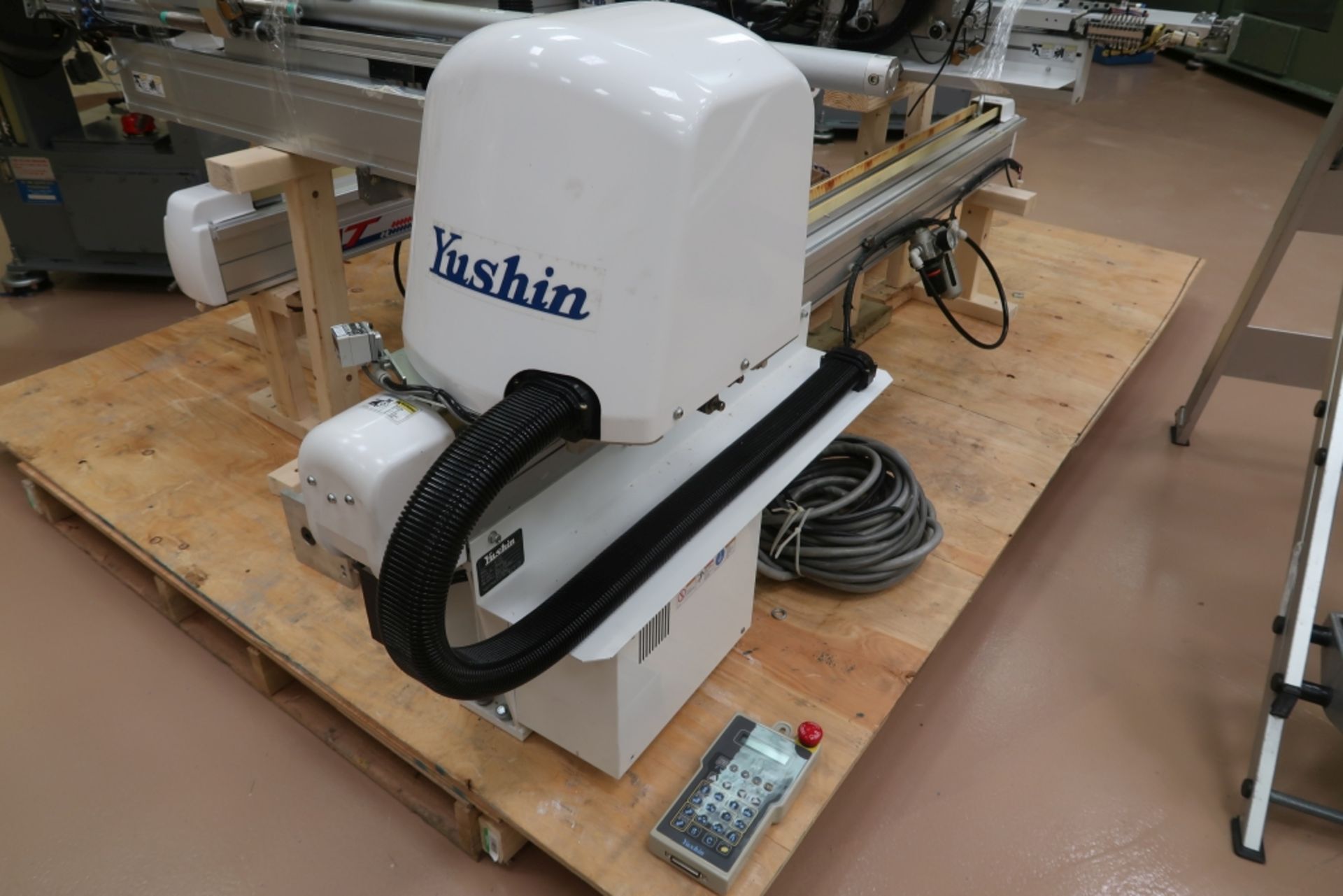 YUSHIN MOD: AT-120S PICK & PLACE ROBOT SN: 28562208