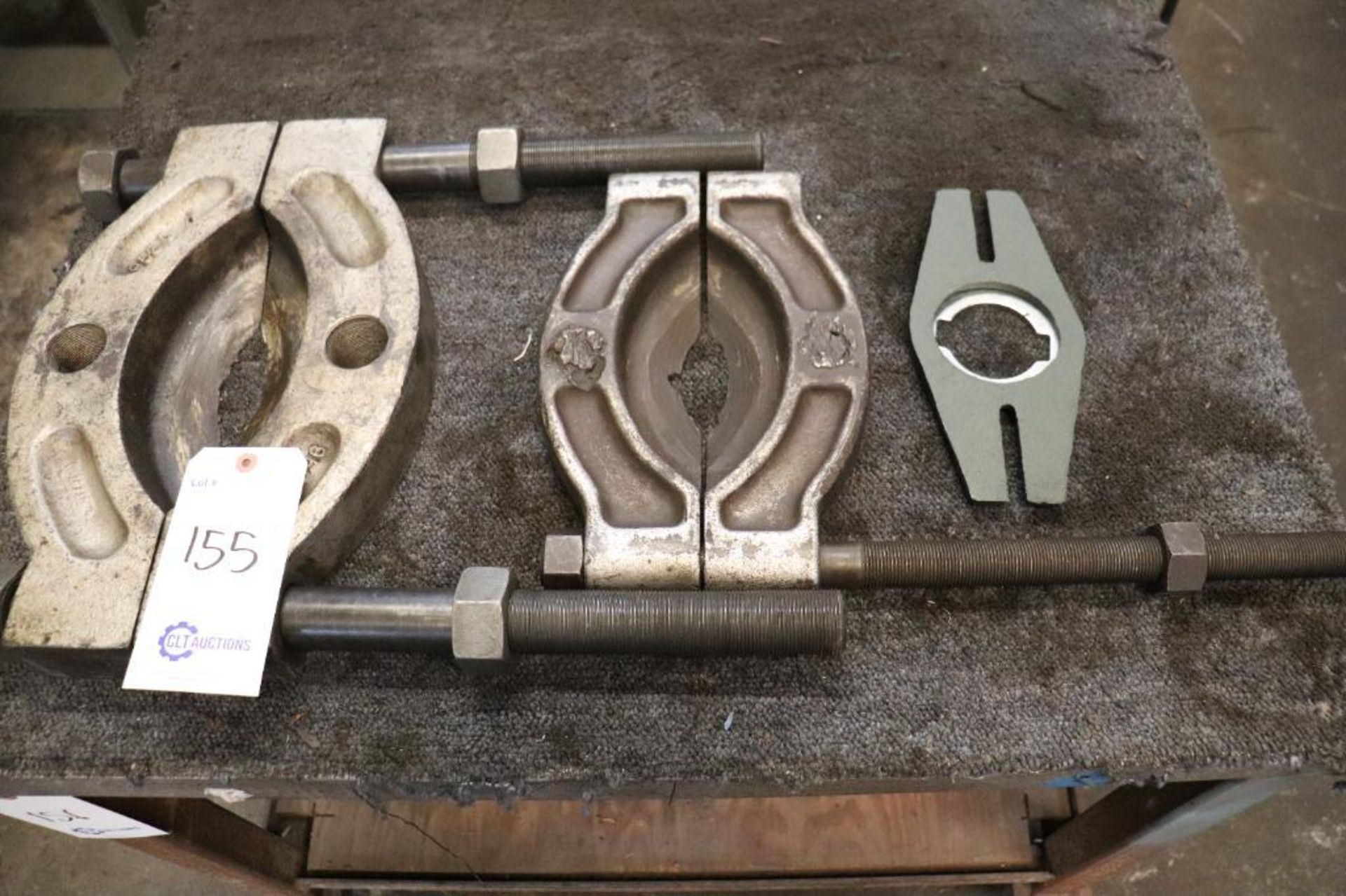 Large bearing pullers