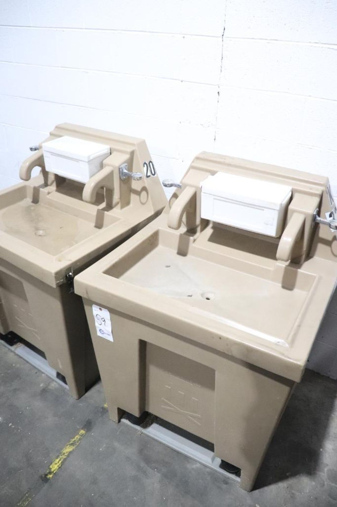 Portable sinks - Image 3 of 7
