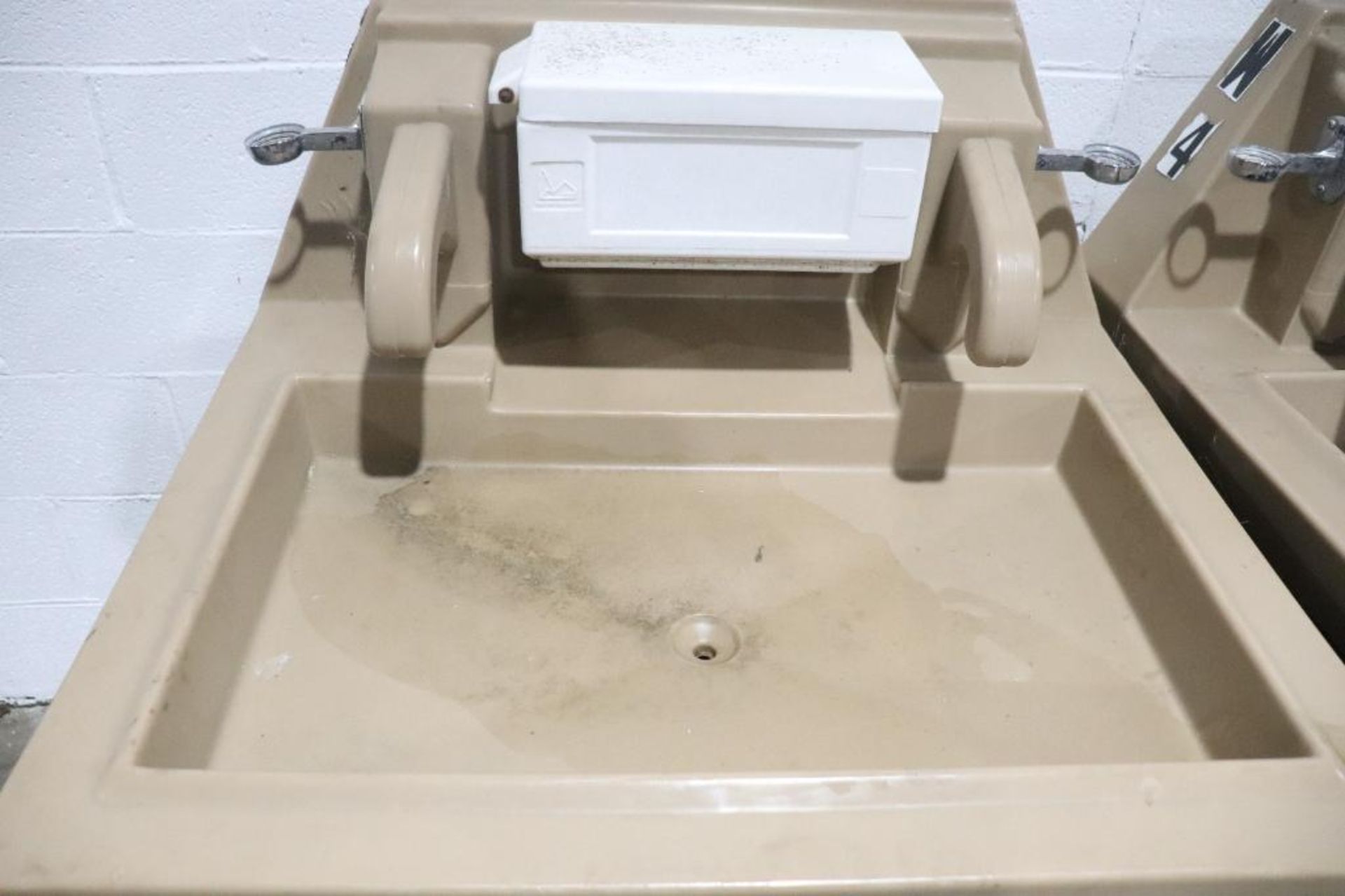Portable sinks - Image 4 of 7