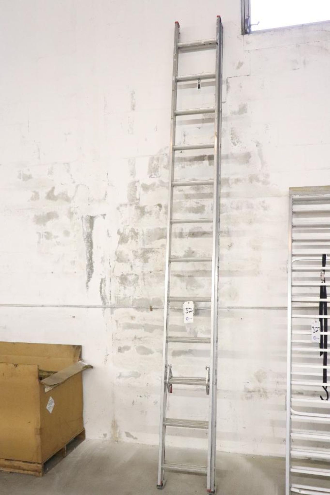 Aluminum extension ladder