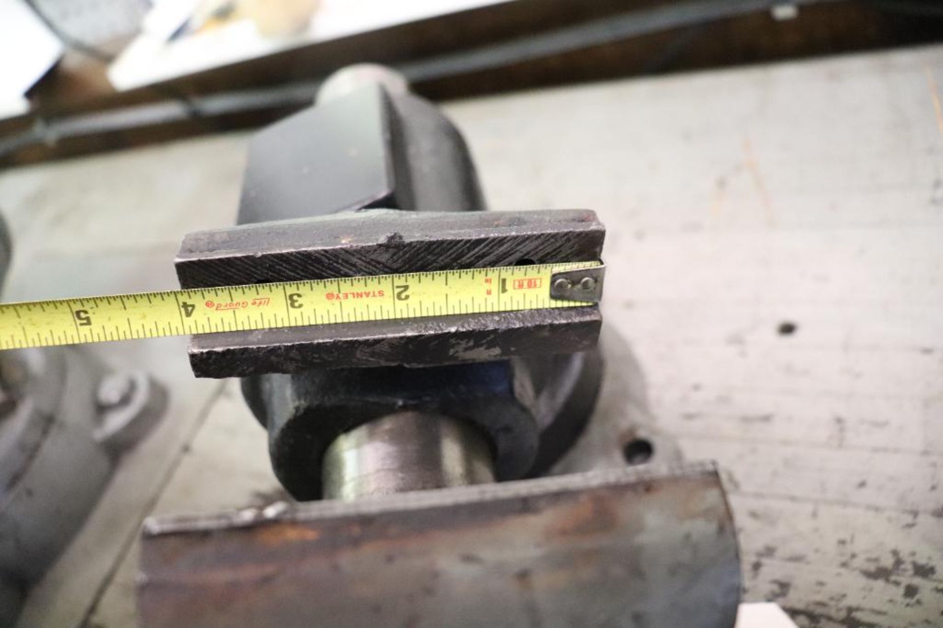 Swivel bench vise - Image 5 of 5