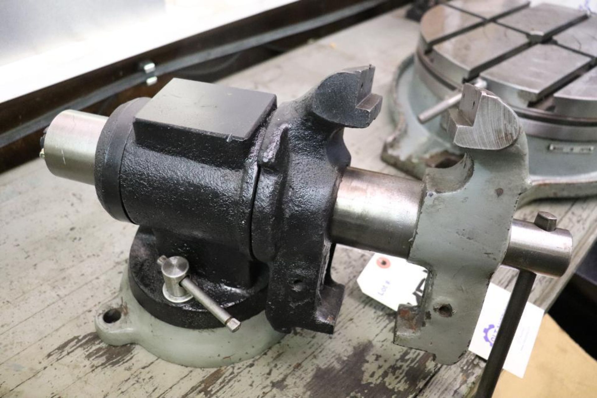 Swivel bench vise