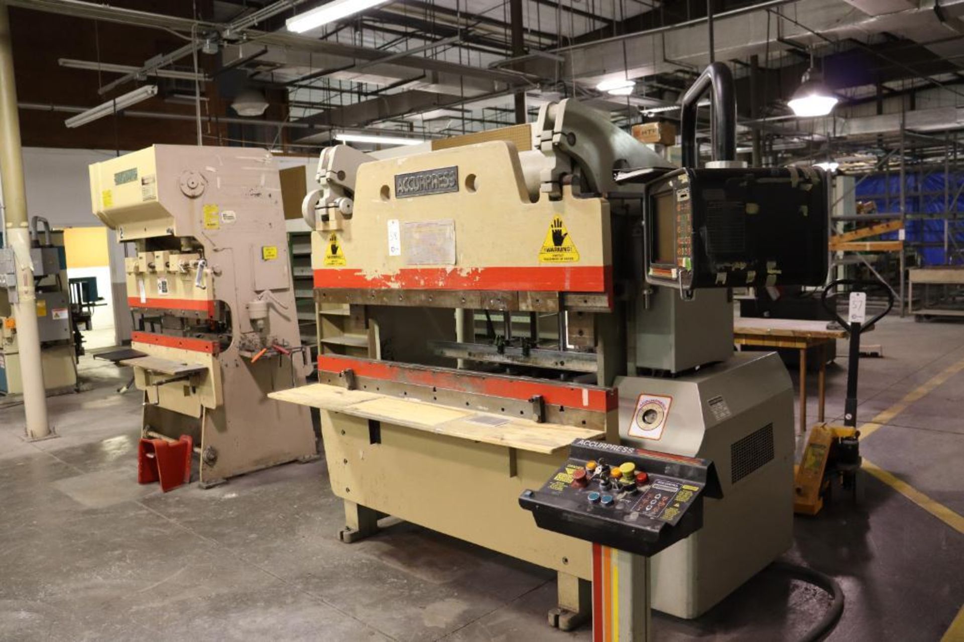 Accurpress 7606 60 ton 6' CNC press brake - Image 3 of 14