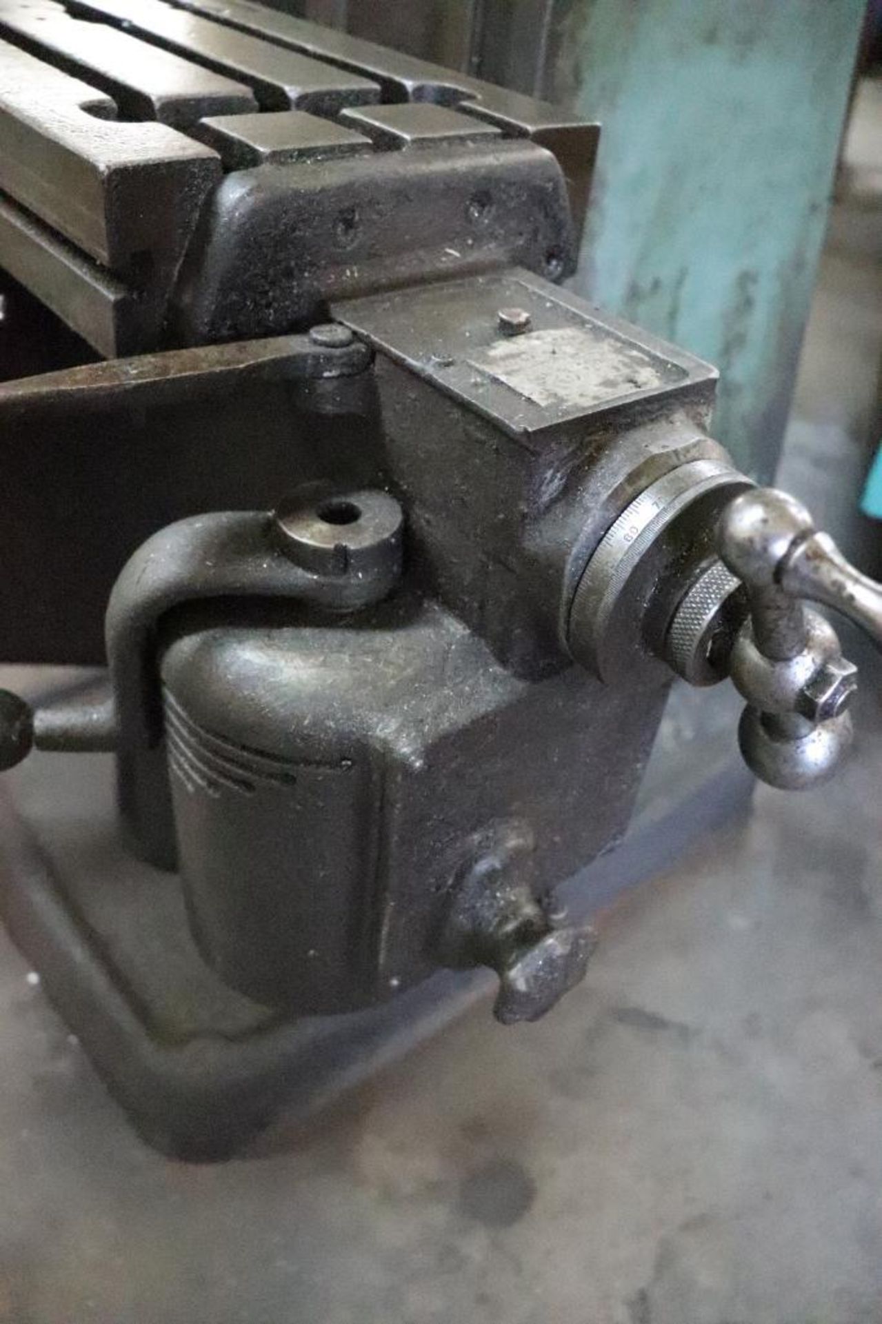 Bridgeport round arm vertical milling machine - Image 13 of 17