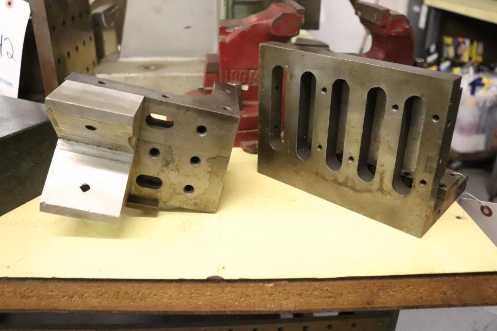 Right angle plates with fixturing - Image 4 of 4