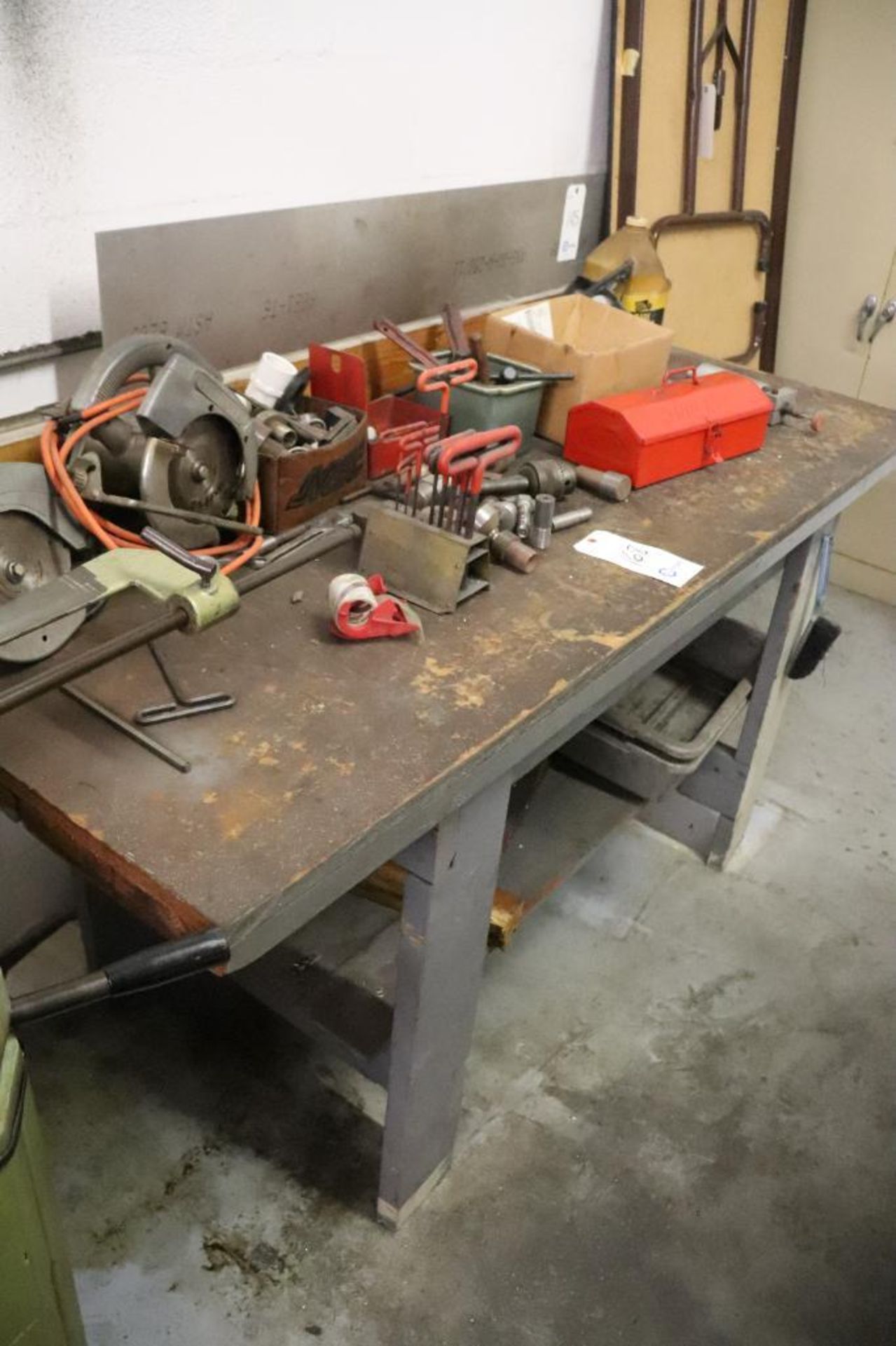 Wooden work bench with contents - Image 2 of 7