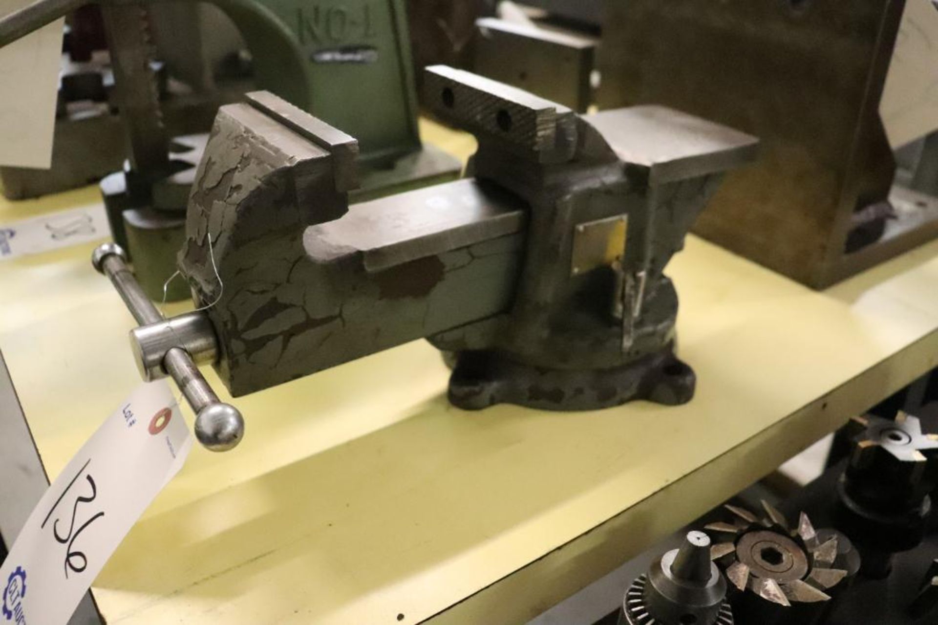 Bench vise