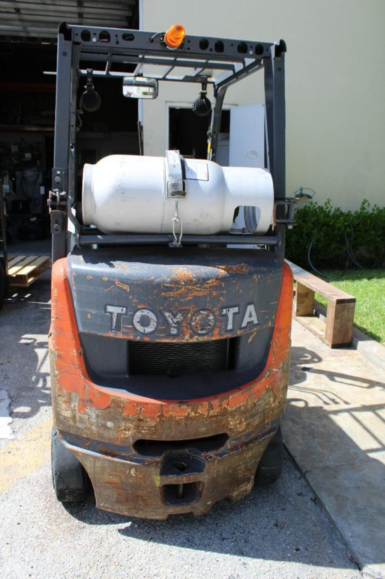 Toyota 8FGCU forklift - 8981 hours - w/lpg tank, side shift, 80 in lift, 4000 lb. capacity - Image 4 of 7