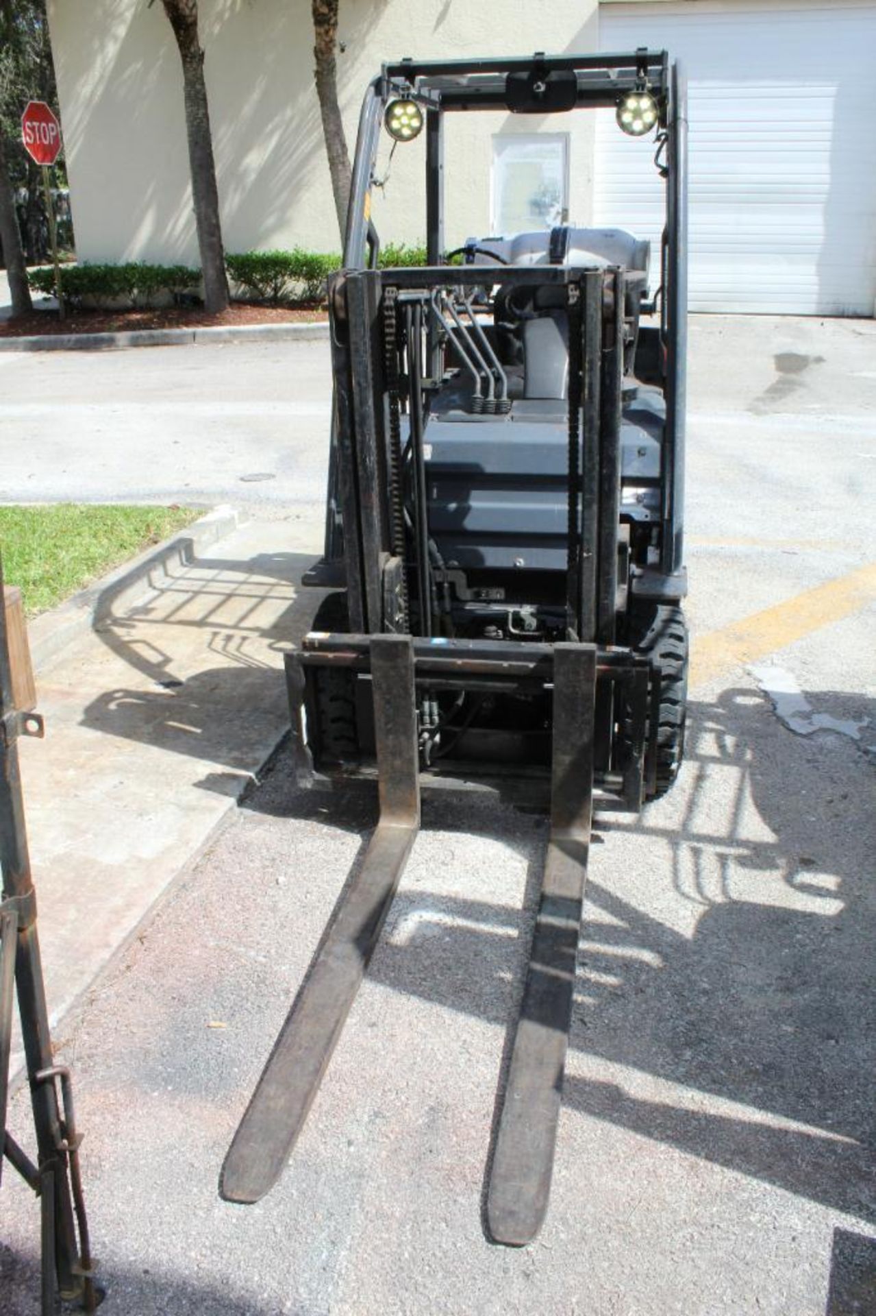 Toyota 8FGCU forklift - 8981 hours - w/lpg tank, side shift, 80 in lift, 4000 lb. capacity - Image 2 of 7