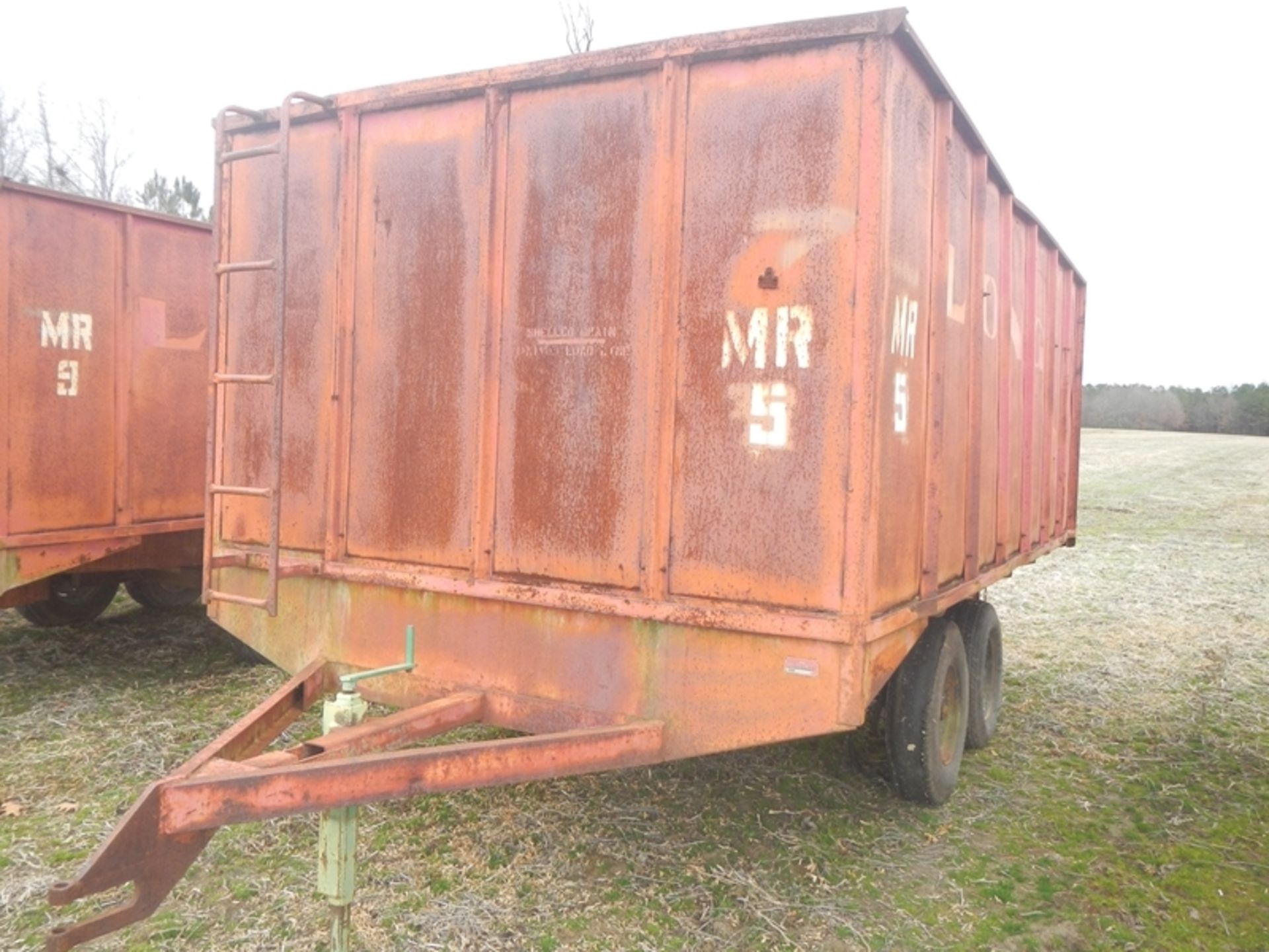 Long dual axle peanut trailer