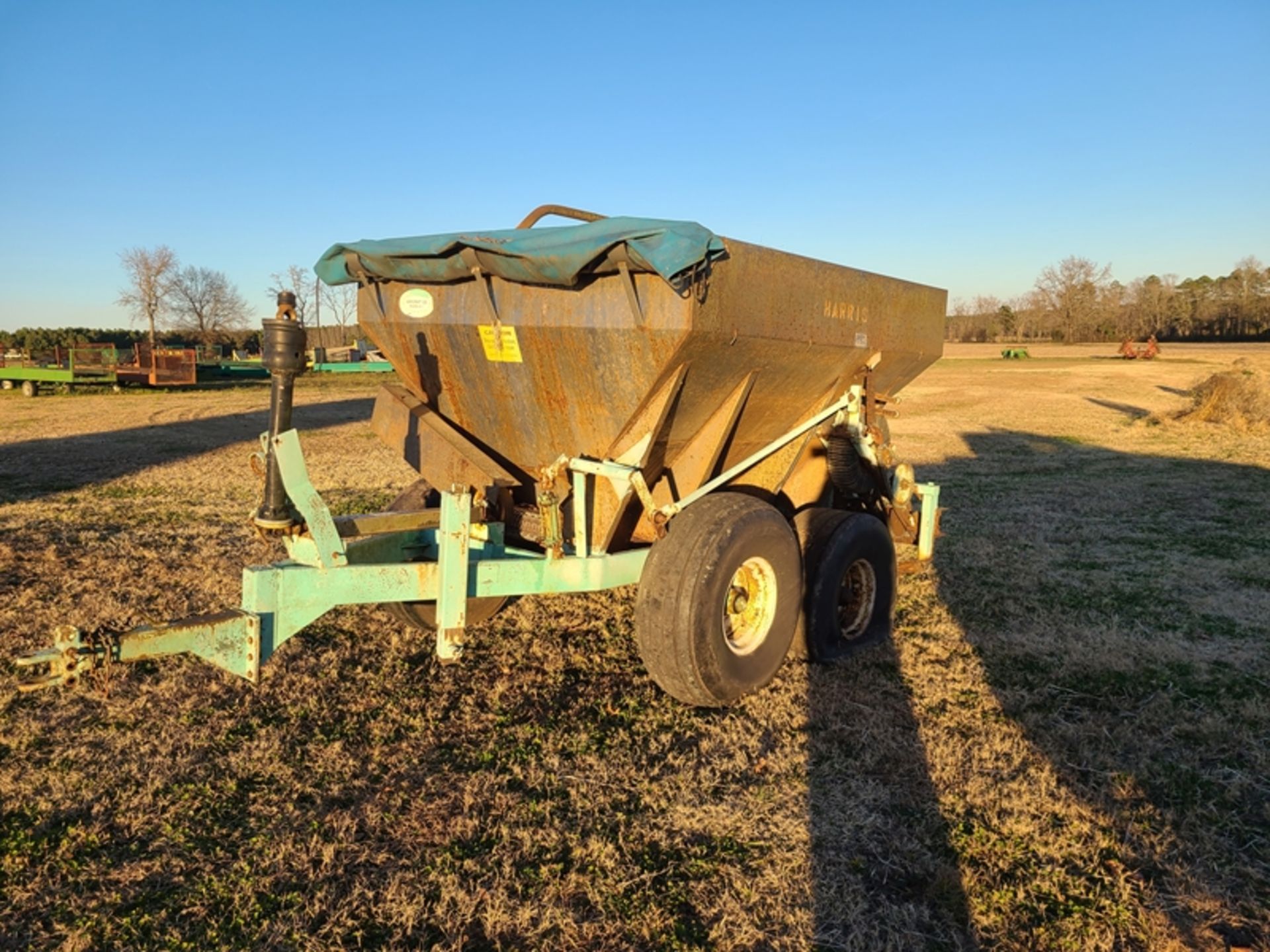 Agri Craft fertilize spreader salvage. Lot of rust damage to rear - Image 3 of 6